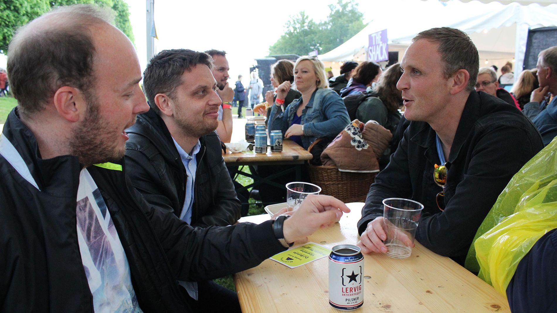 Dersom Mads Lindeland, René Hetland og Torger Hetland skal ha øl samtidig, må to personer gå til baren. Festivalen kan kun selge to øl av gangen. 