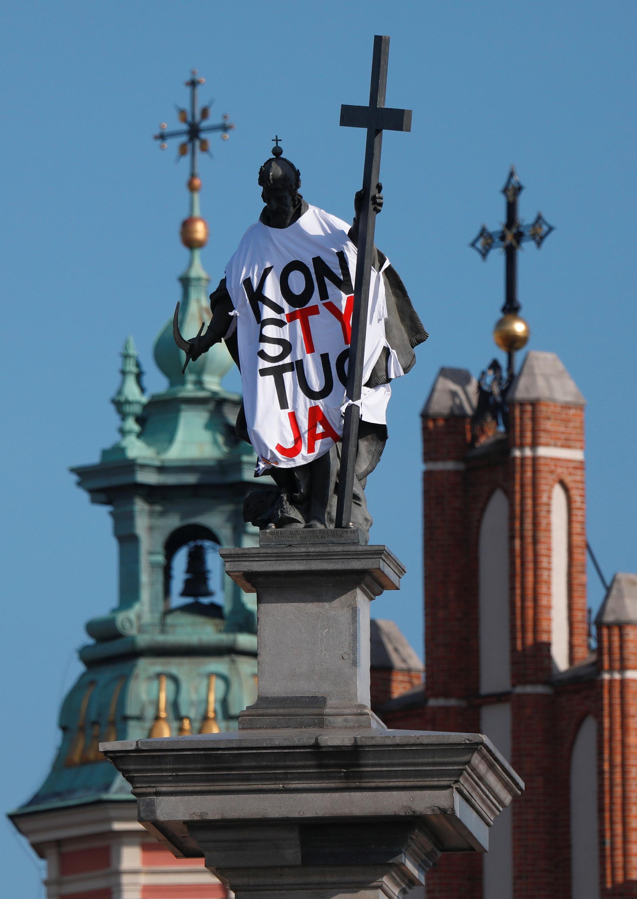 Kong Sigismund-statuen på den 22 meter høye søylen i Gamlebyen i Warszawa fikk på seg en T-skjorte med teksten «Konstitusjonen» under en aksjon nylig. 