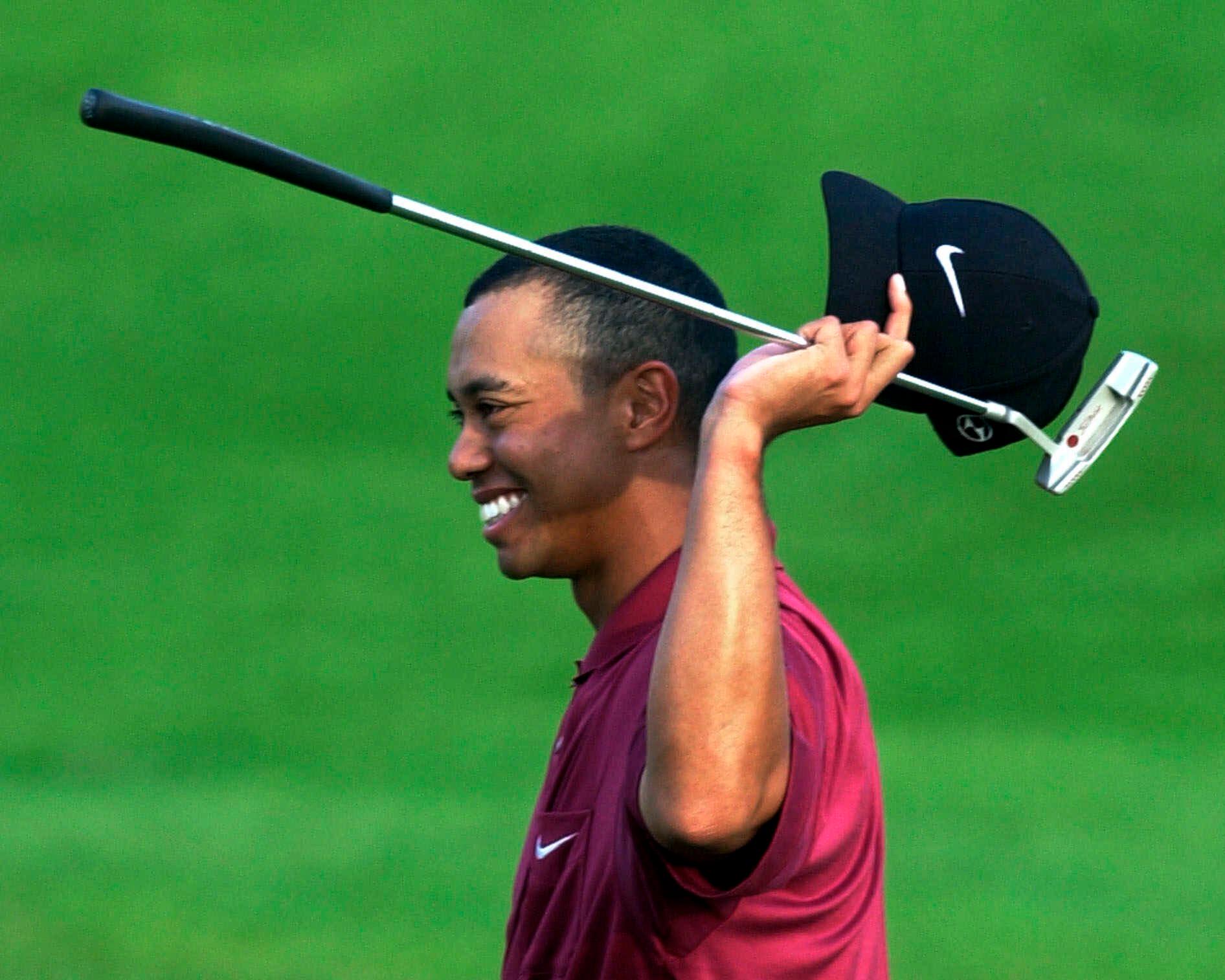2001: Tiger Woods jubler over sin Masters-triumf.