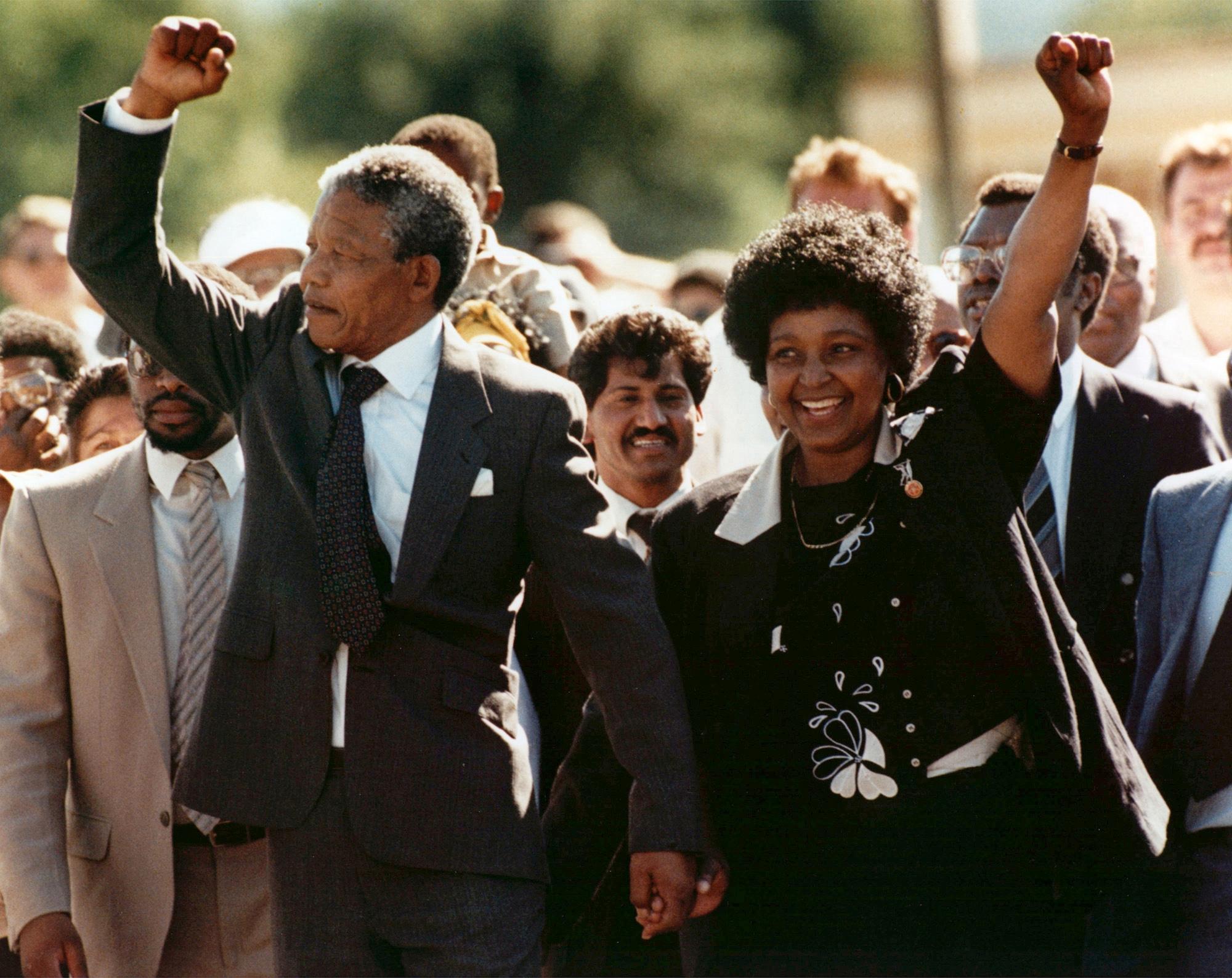   Nelson Mandela (t.v.) og hans kone Winnie feirer at han frigis fra fengsel etter 27 år.