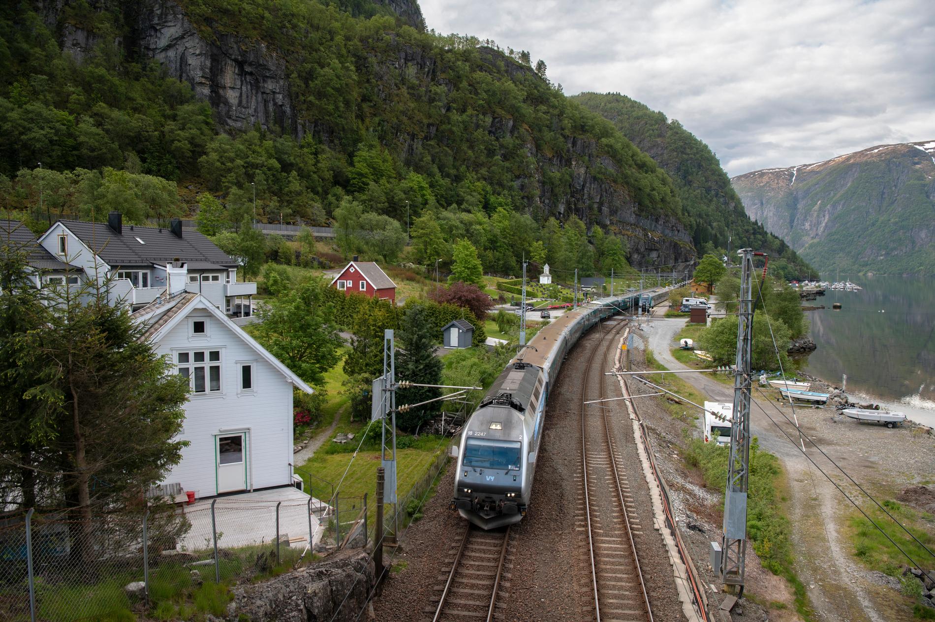 Bildet viser et tog på strekningen Arna - Voss