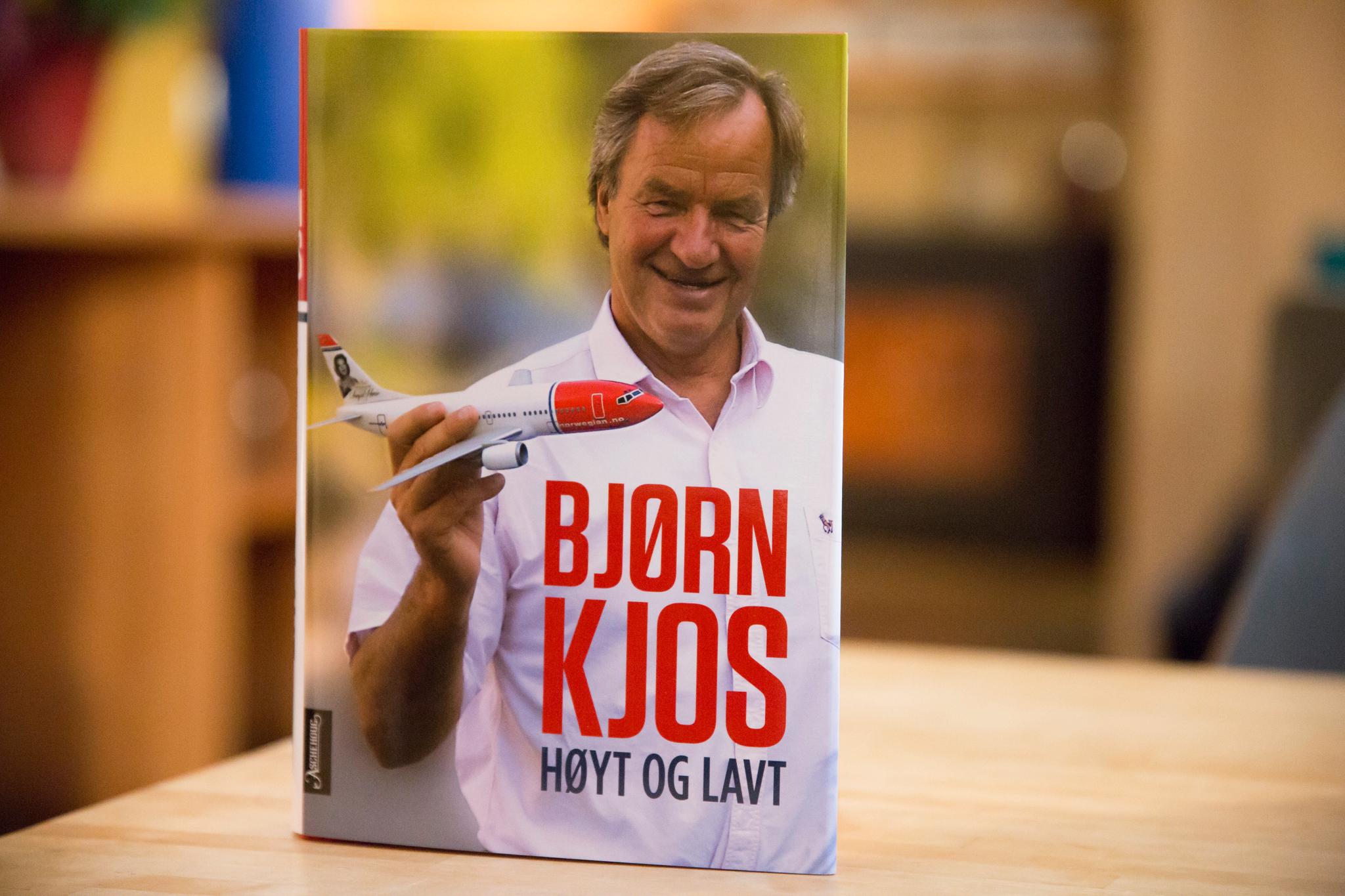 I 2015 lanserte Kjos selvbiografien «Høyt og lavt». Forfatterdebuten kom imidlertid ni år tidligere, med spionthrilleren «Murmanskaffæren».