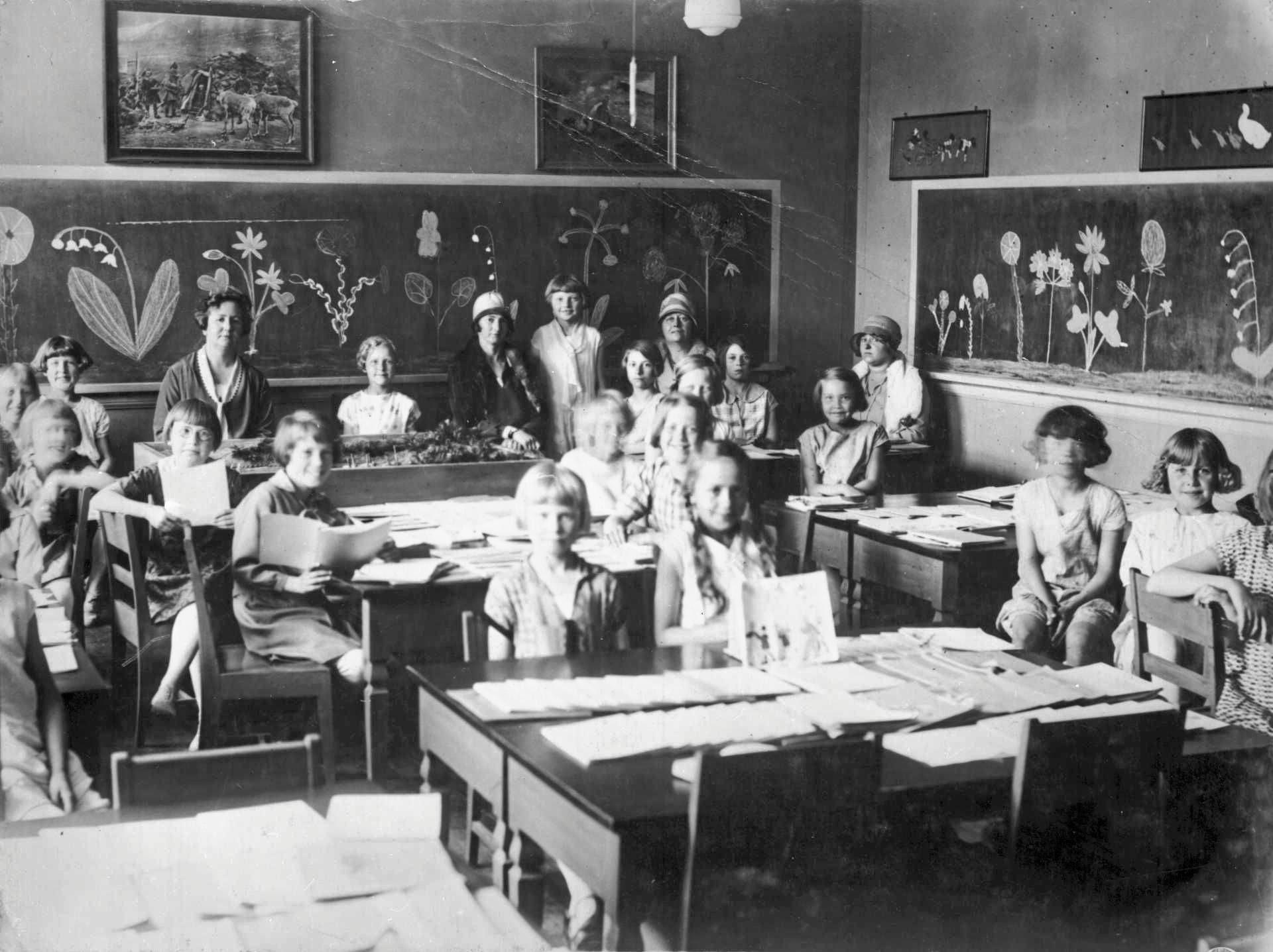Jenteklasse med mødre på besøk, ukjent skole, ca 1930.