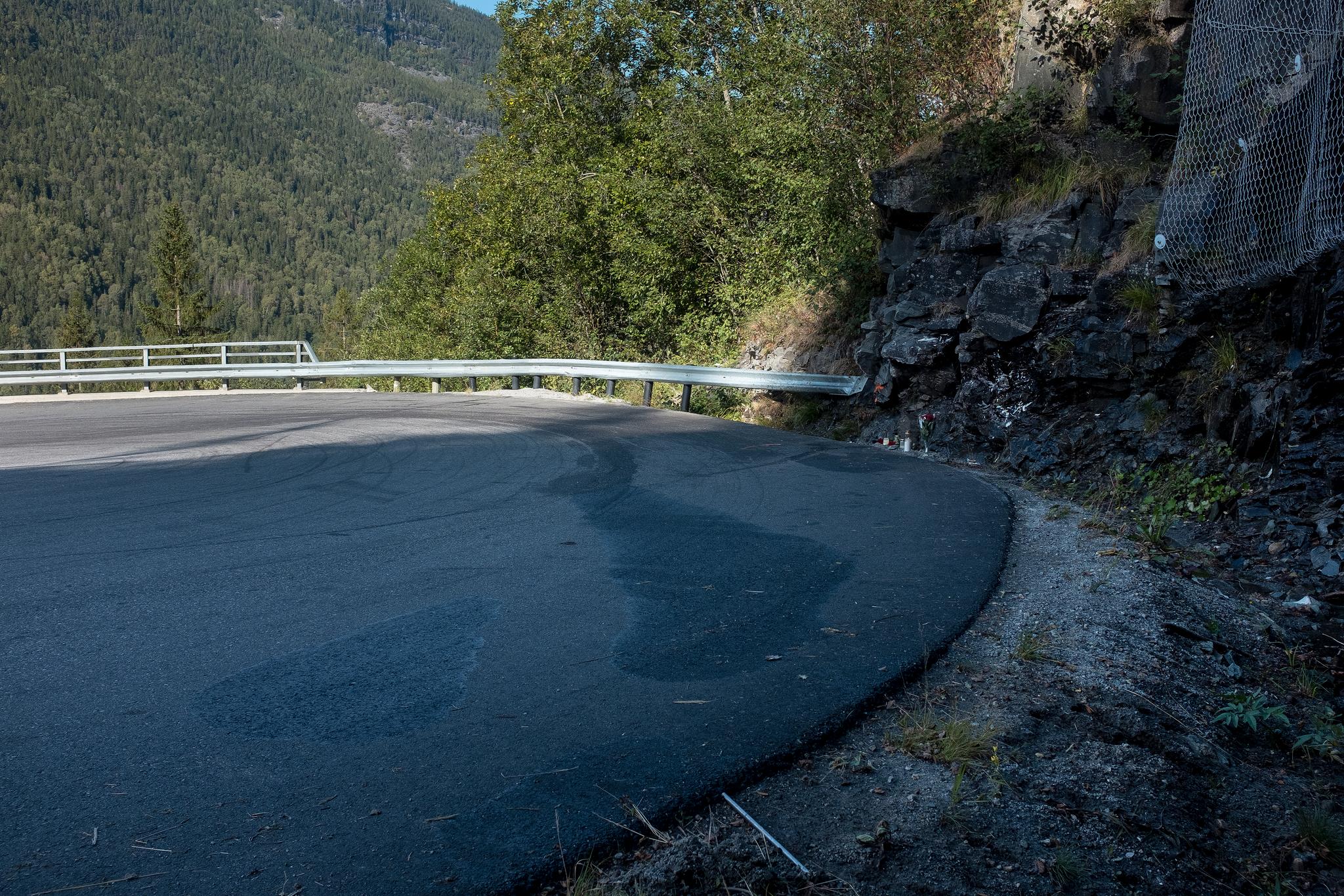 Tre kvinner og to menn omkom søndag etter at den amerikanske veteranbilen kjørte rett fram og inn i fjellveggen i denne svingen på Rjukan nær Gaustatoppen. Foto: Carina Johansen / NTB scanpix
