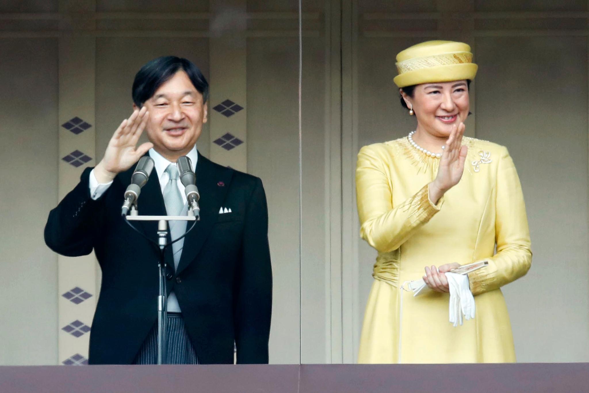 Japans nye keiser Naruhito og keiserinne Masako hilste lørdag for første gang folket fra balkongen i keiserpalasset i Tokyo. Foto: Kyodo News / AP / NTB scanpix