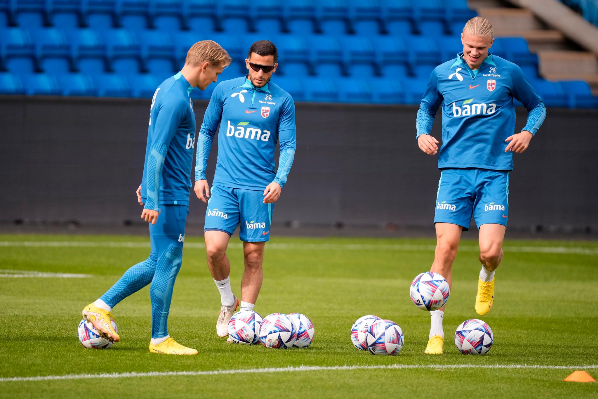 Martin Ødegaard (fra venstre), Omar Elabdellaoui og Erling Braut Haaland på Ullevaal stadion torsdag. 