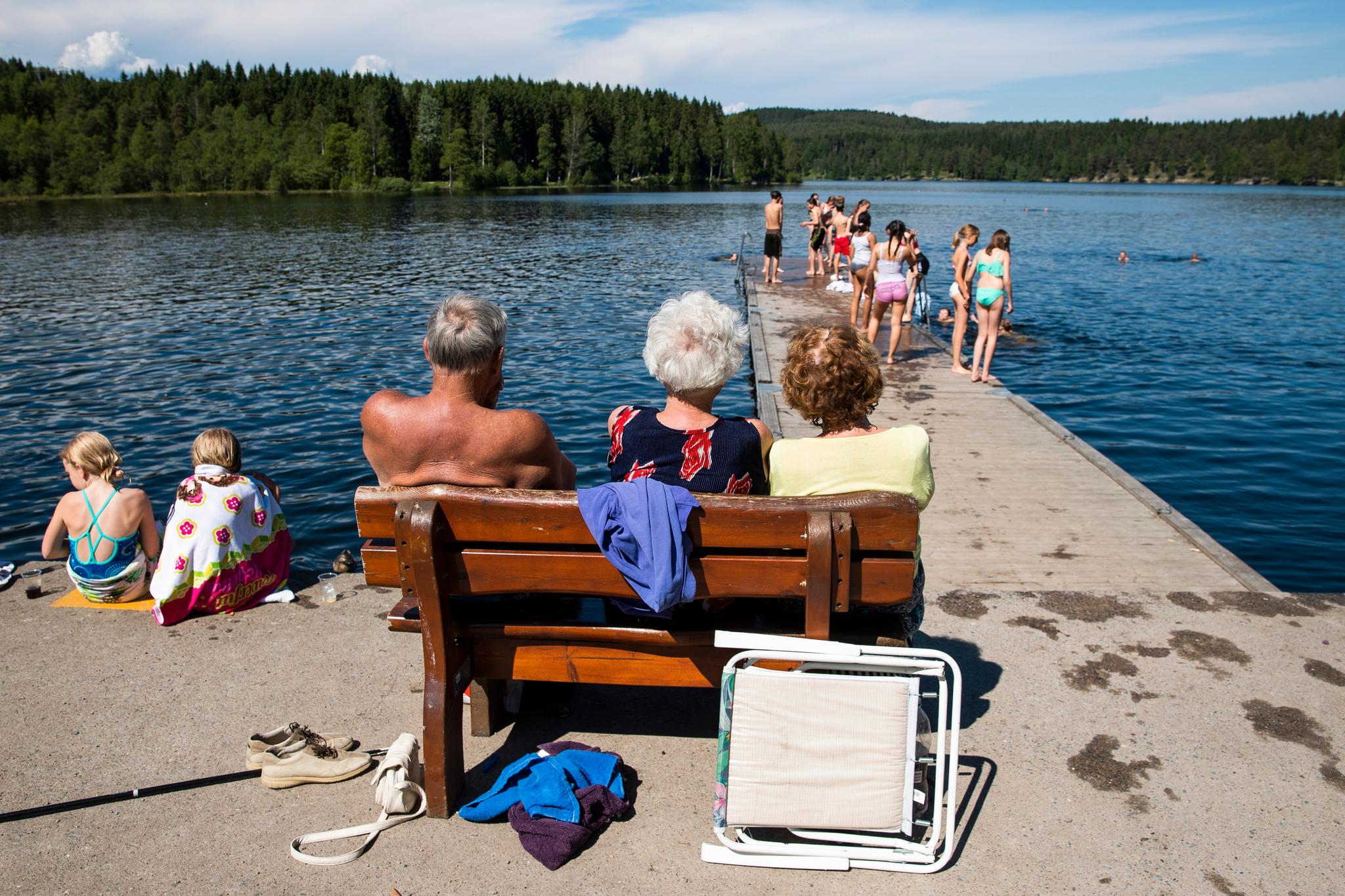 Sommeren i Oslo har hittil vært en av de beste i manns minne. Tidligere i måneden tok (f.v.) Tore Brodin (86), Ingebjørg Haga (87) og Karin Sivertsen (83) turen til Sognsvann for å nyte sol varmen. Det samme har mange andre gjort, dag etter dag. 