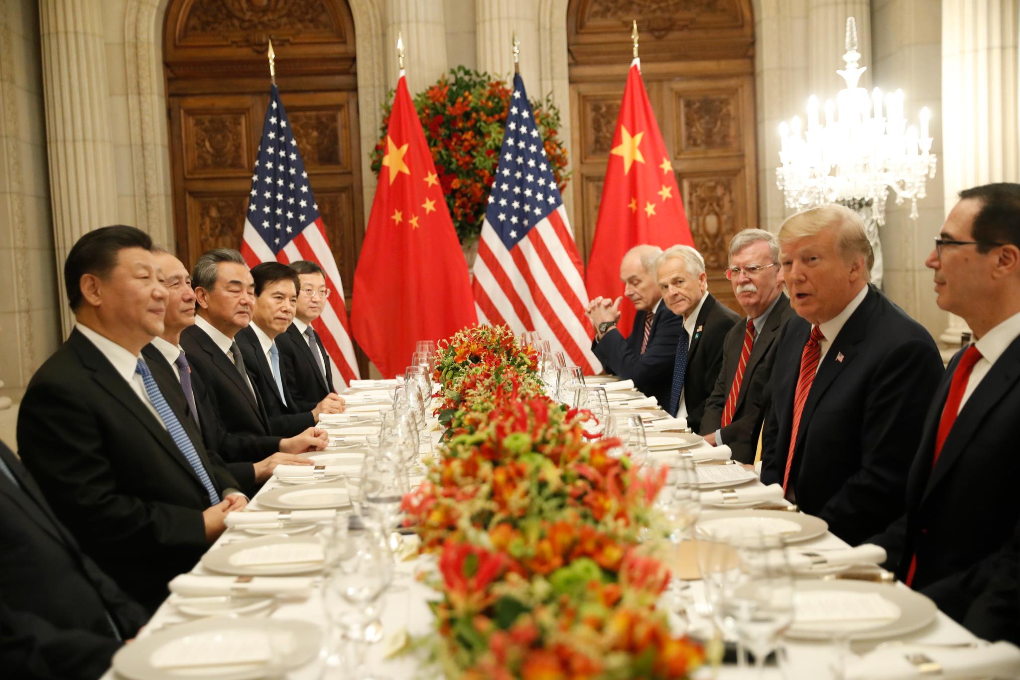 Kinas president Xi Jinping (t.v.) og president Donald Trump møttes til middag og diskusjoner om handelskonflikten mellom USA og Kina lørdag kveld. 