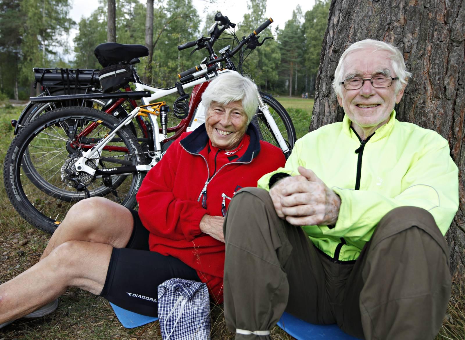 Liv Koppang (79) og Owe Sand (81) håper sykkelvettreglene roer ned enkelte av syklistene som kjører i overkant raskt og tar lite hensyn til omgivelsene. 