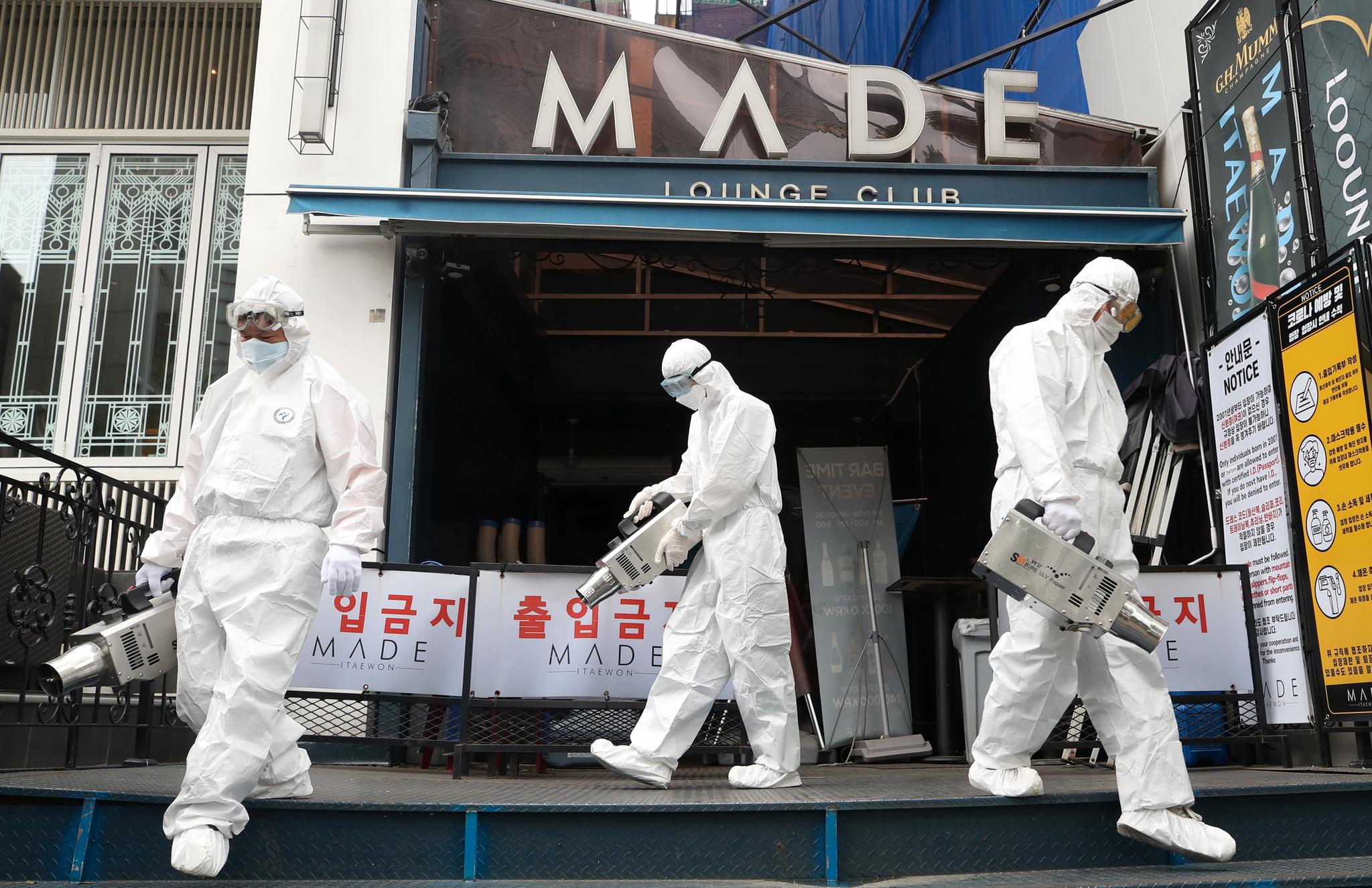 Sør-Korea har fått et nytt utbrudd av koronavirus som knyttes til nattklubber. Nå blir mange av klubbene stengt igjen. 
