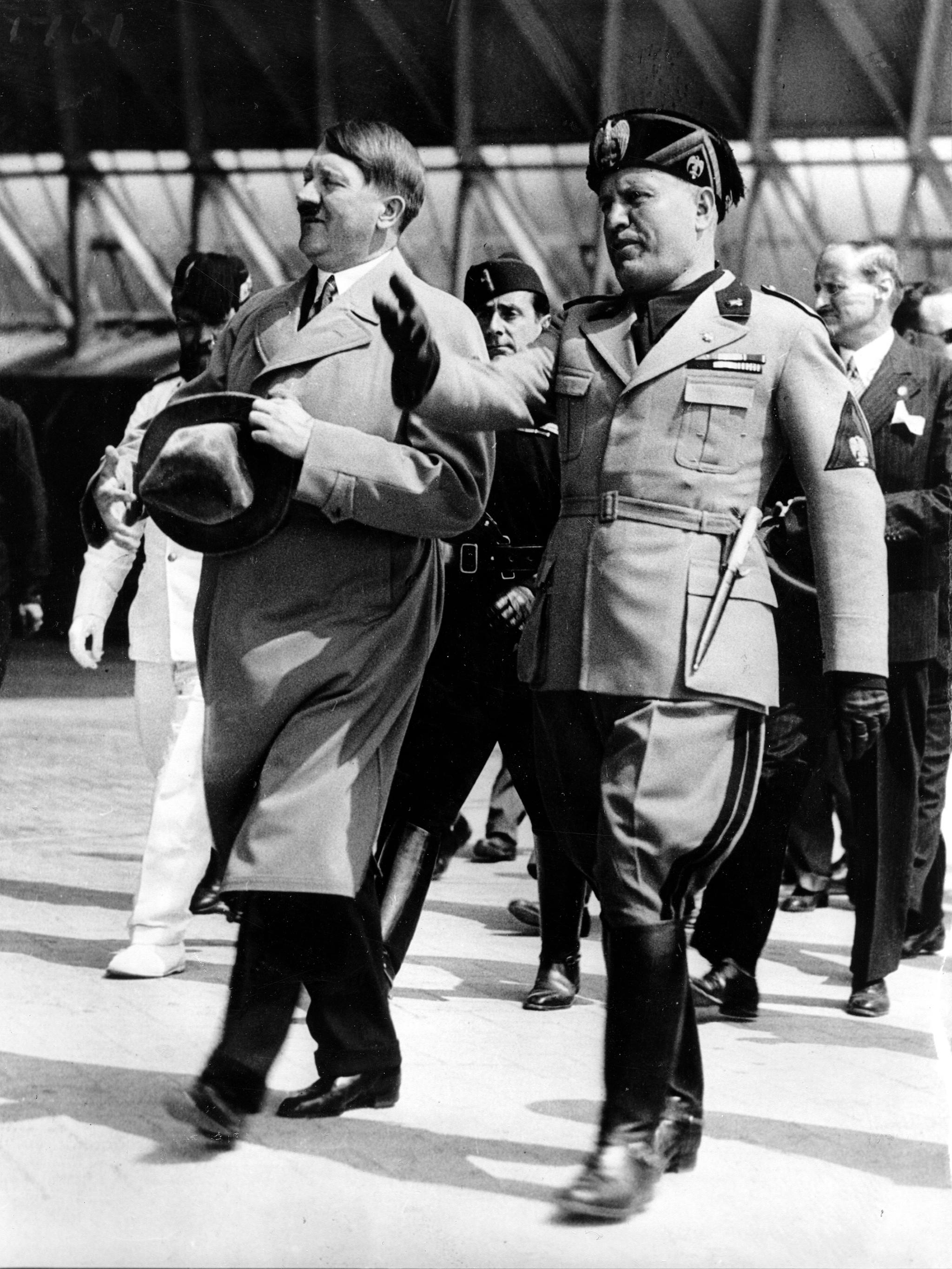 Hitler og Mussolini (t.h.) var sammen med Stalin representanter for den nye type diktatorer som første verdenskrig avfødte: de grusomme «forenklerne», skriver kronikkforfatterne.