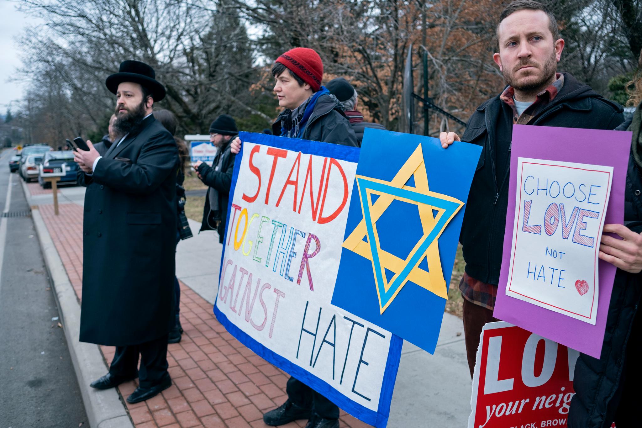 Naboer er samlet for å vise solidaritet med det jødiske samfunnet i Monsey nord for New York City. 