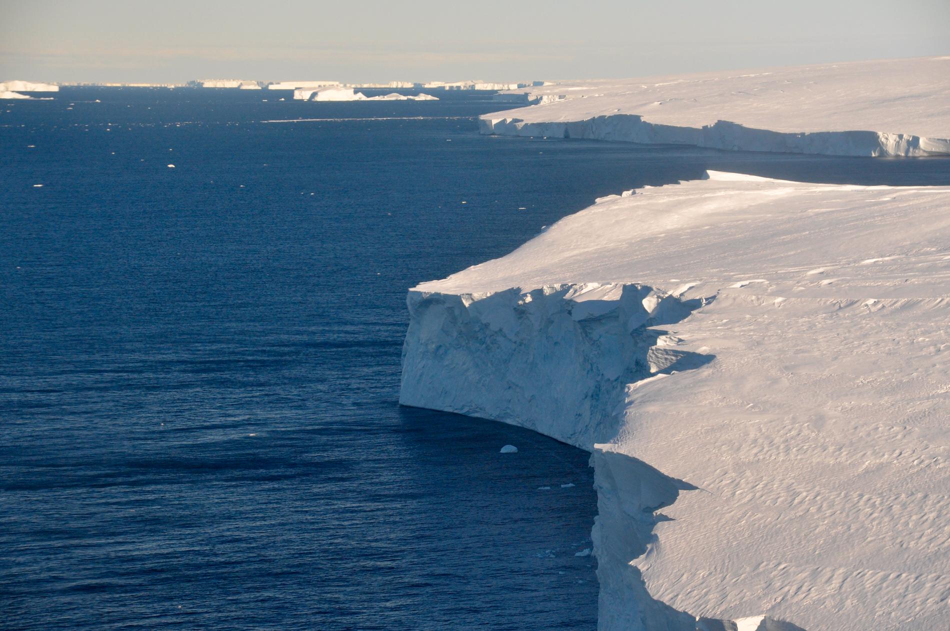 Extreme melting in West Antarctica, even if warming stops