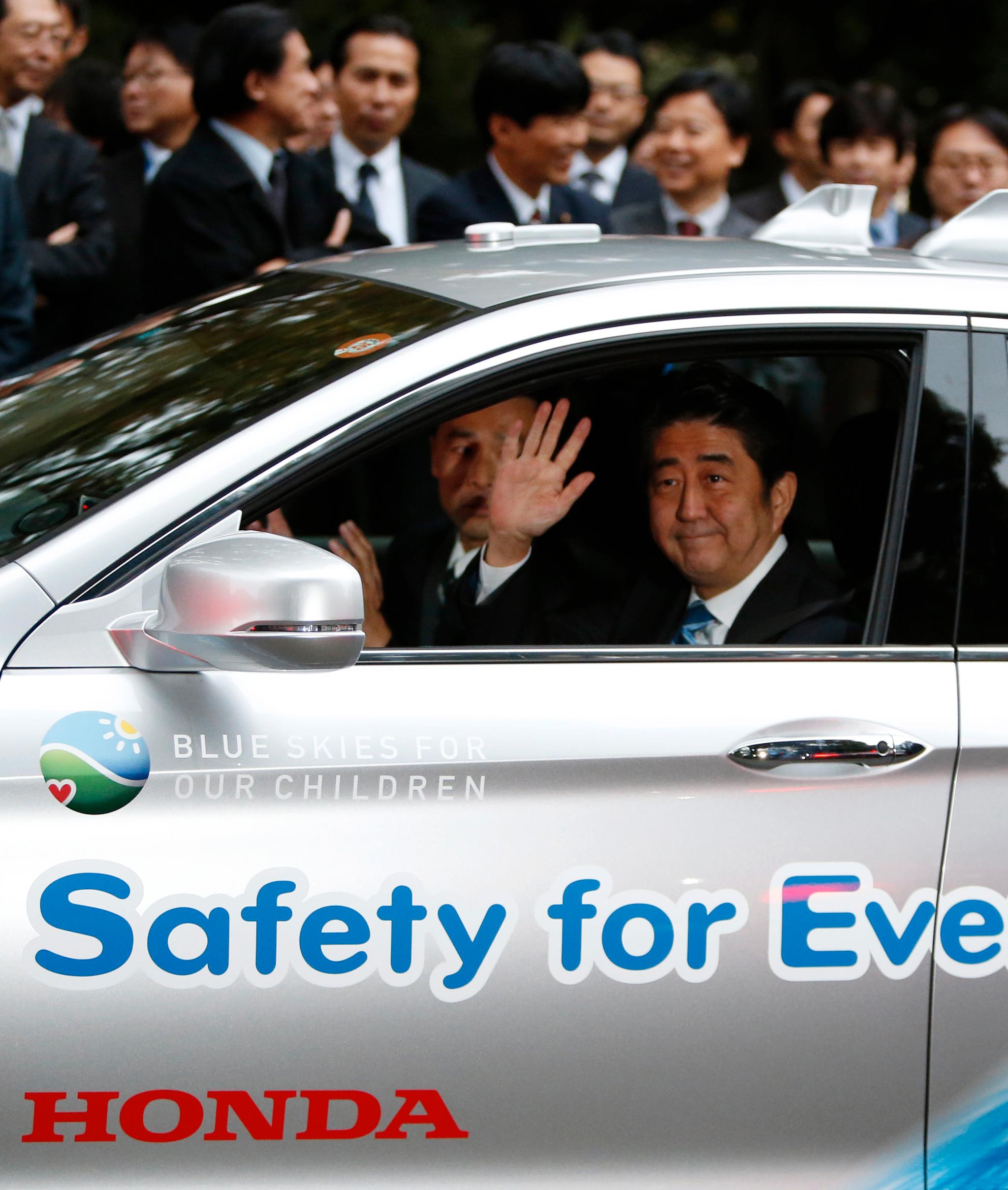 Japans tidligere statsminister Shinzo Abe testet en av Hondas tidlige selvkjørende biler allerede i 2013. Men utviklingen har tatt tid. 