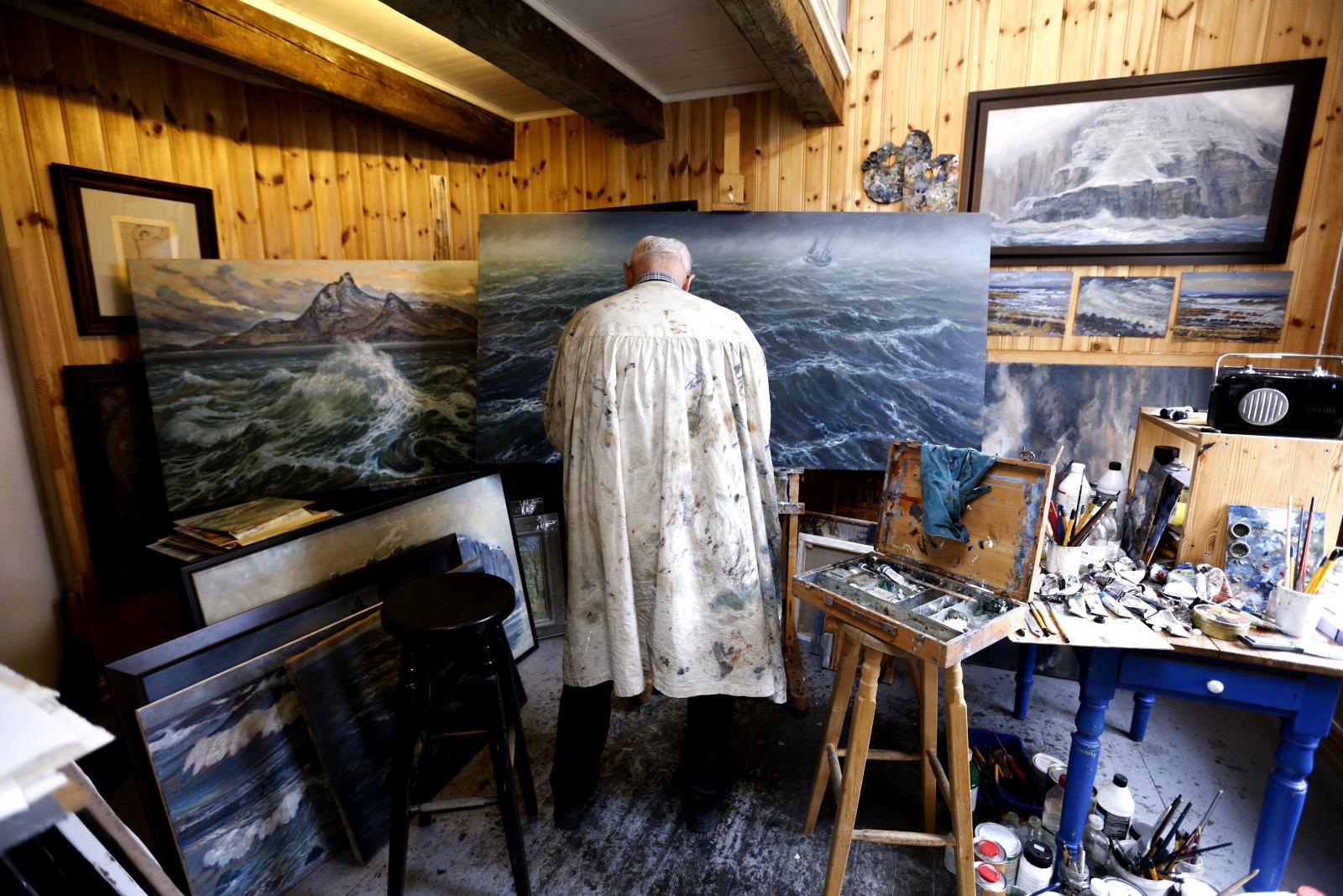 -Hver dag går jeg hit i atelieret. Jeg er en skrivende maler, sier Karl Erik Harr. Han maler den nordnorske naturen og skriver i poetiske vendinger om livet, lyset og havet.