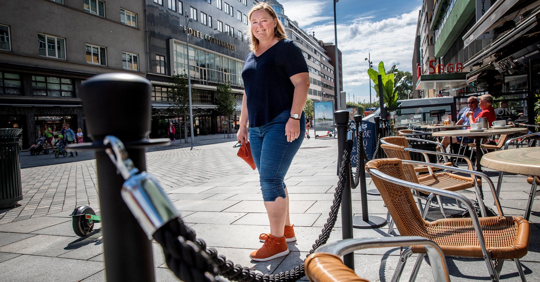 Anne Rygg, nestleder Oslo Høyres bystyregruppe, mener Oslo kommune bør gi utesteder og butikker i Oslo sentrum gratis gateleie ut året. Her står hun ved puben Burns i Olav Vs gate. 