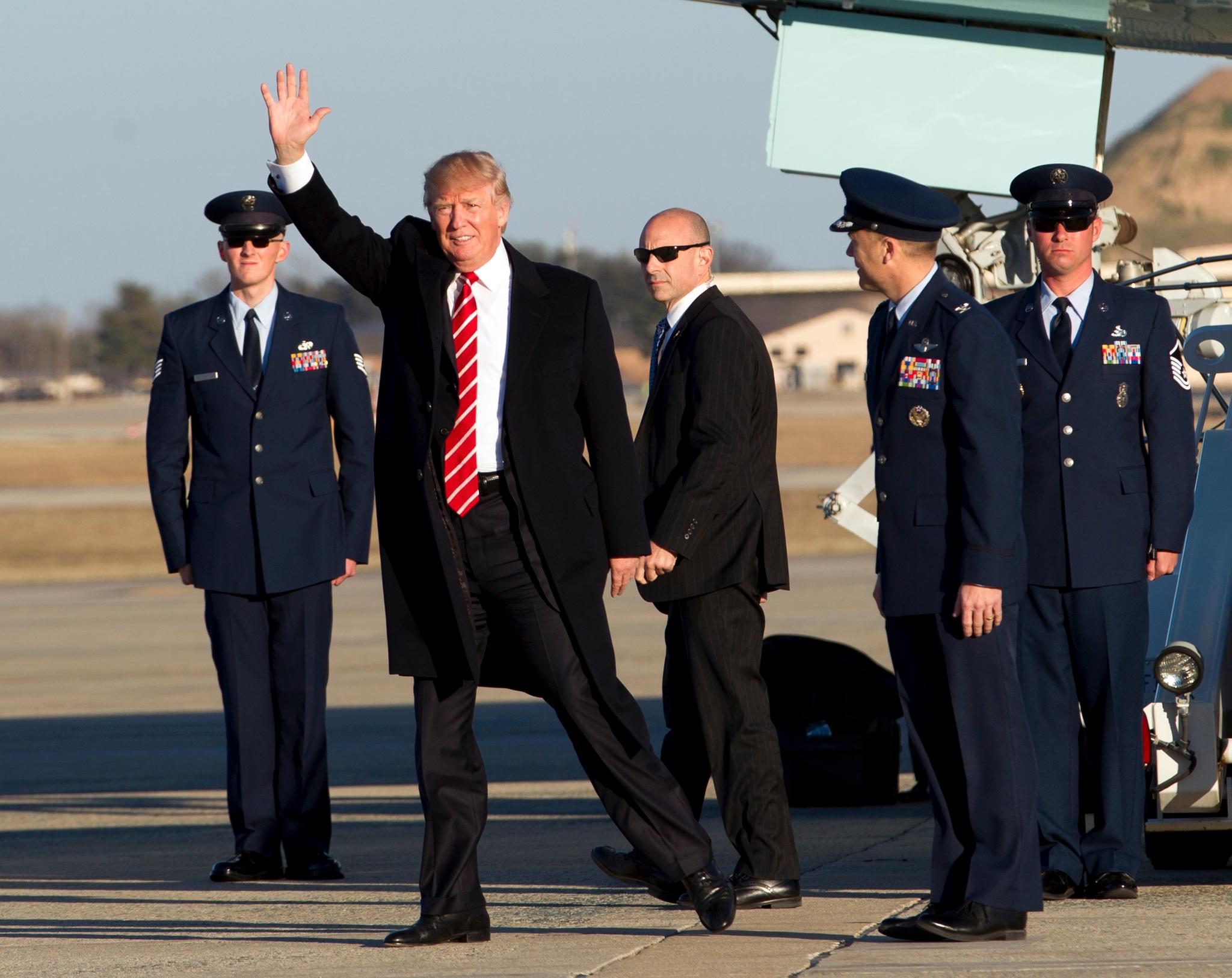 President Donald Trump vinker til tilskuere at han mandag landet med Air Force One på flybasen Andrews i Maryland,  etter å ha besøkt Florida i helgen.