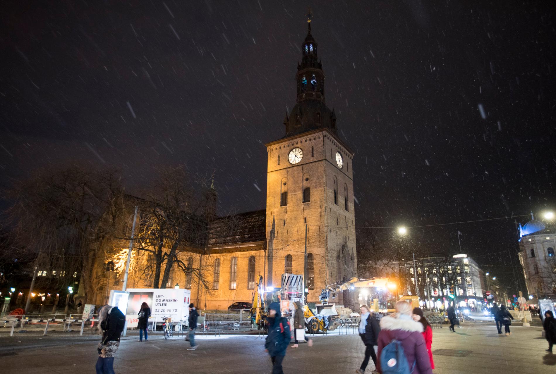 INGEN STREIK: I første omgang var det kirkeansatte i Oslo som ville bli tatt ut i en eventuell streik. Her er Oslo domkirke avbildet en novemberkveld i fjor. 
