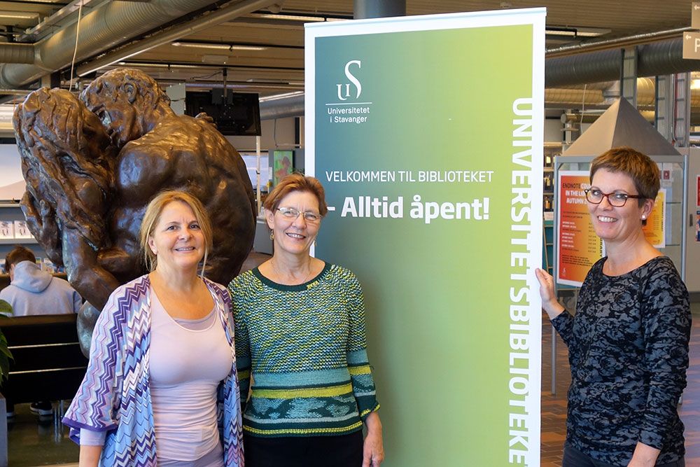 Universitetsbiblioteket opplever kraftig vekst etter at det begynte å holde åpent 24 timer i døgnet. Fra venstre Suvada Veledar, bibliotekdirektør Gitte Kolstrup, og Kjersti Hettervik.