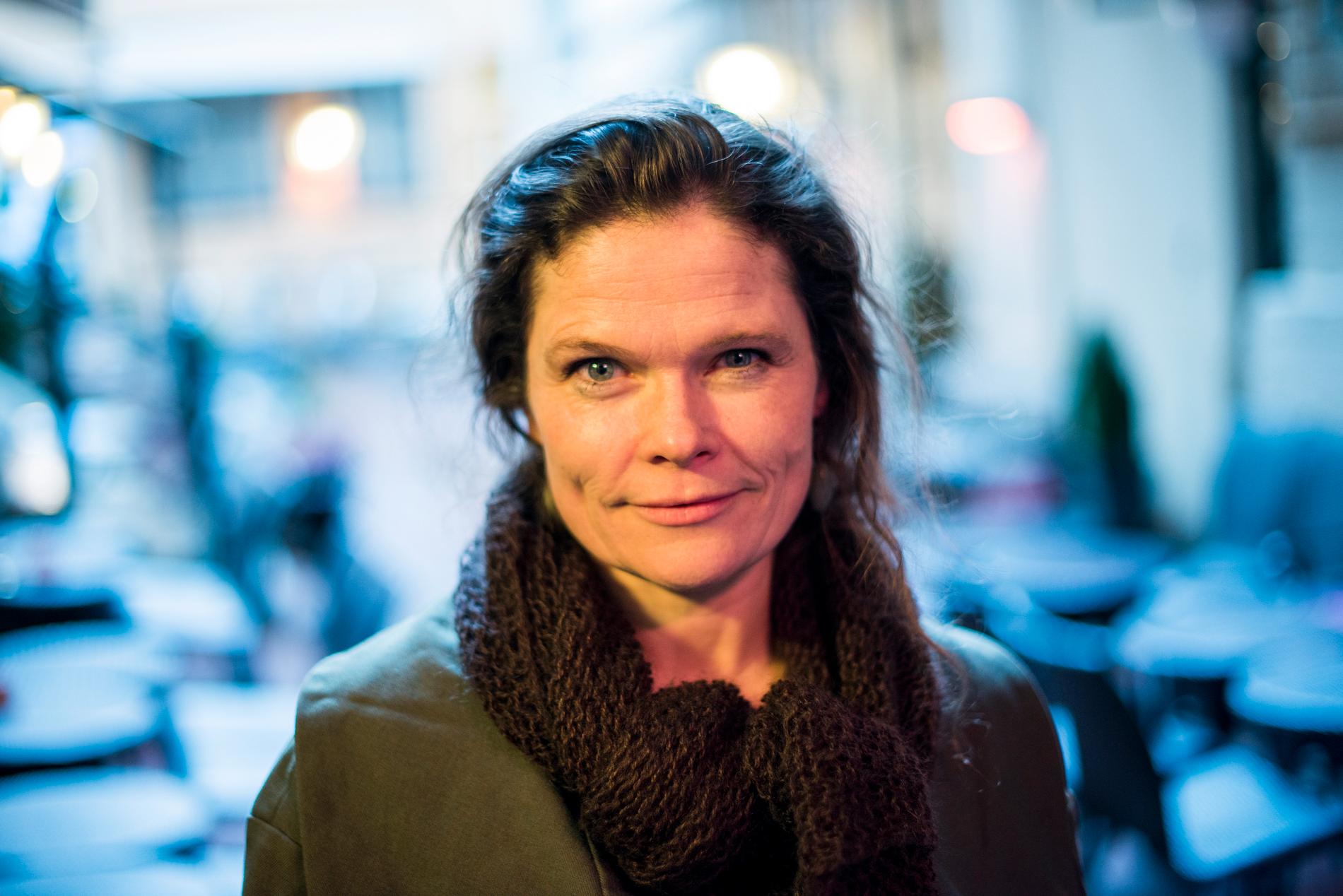 Cecilie Hellestveit, som har doktorgrad i krigens folkerett og er tilknyttet Folkerettsinstituttet i Oslo, har skrevet bok om krigen i Ukraina. 