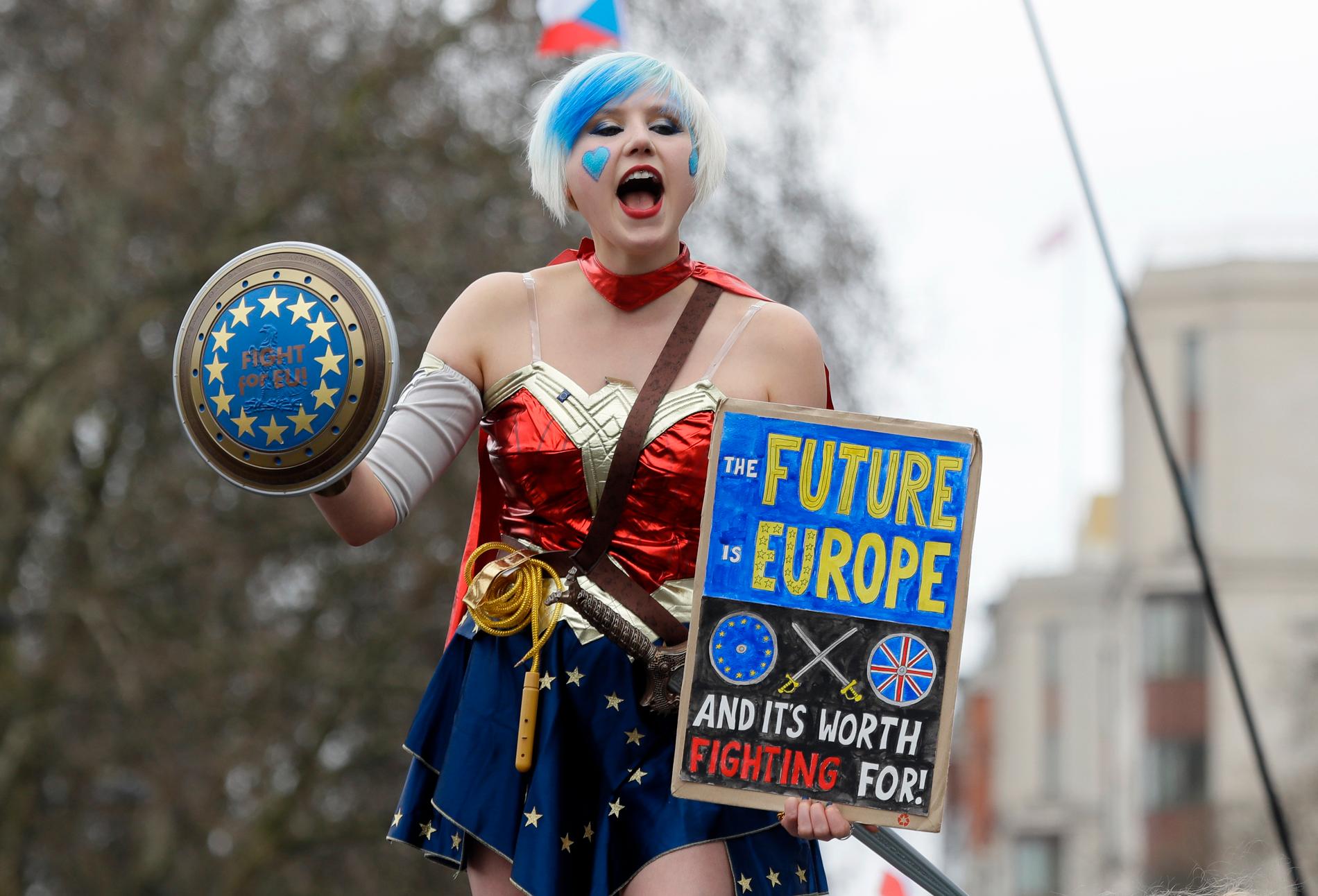 Flere av demonstrantene hadde kledd seg ut i London lørdag. Foto: Kirsty Wigglesworth / AP / NTB scanpix
