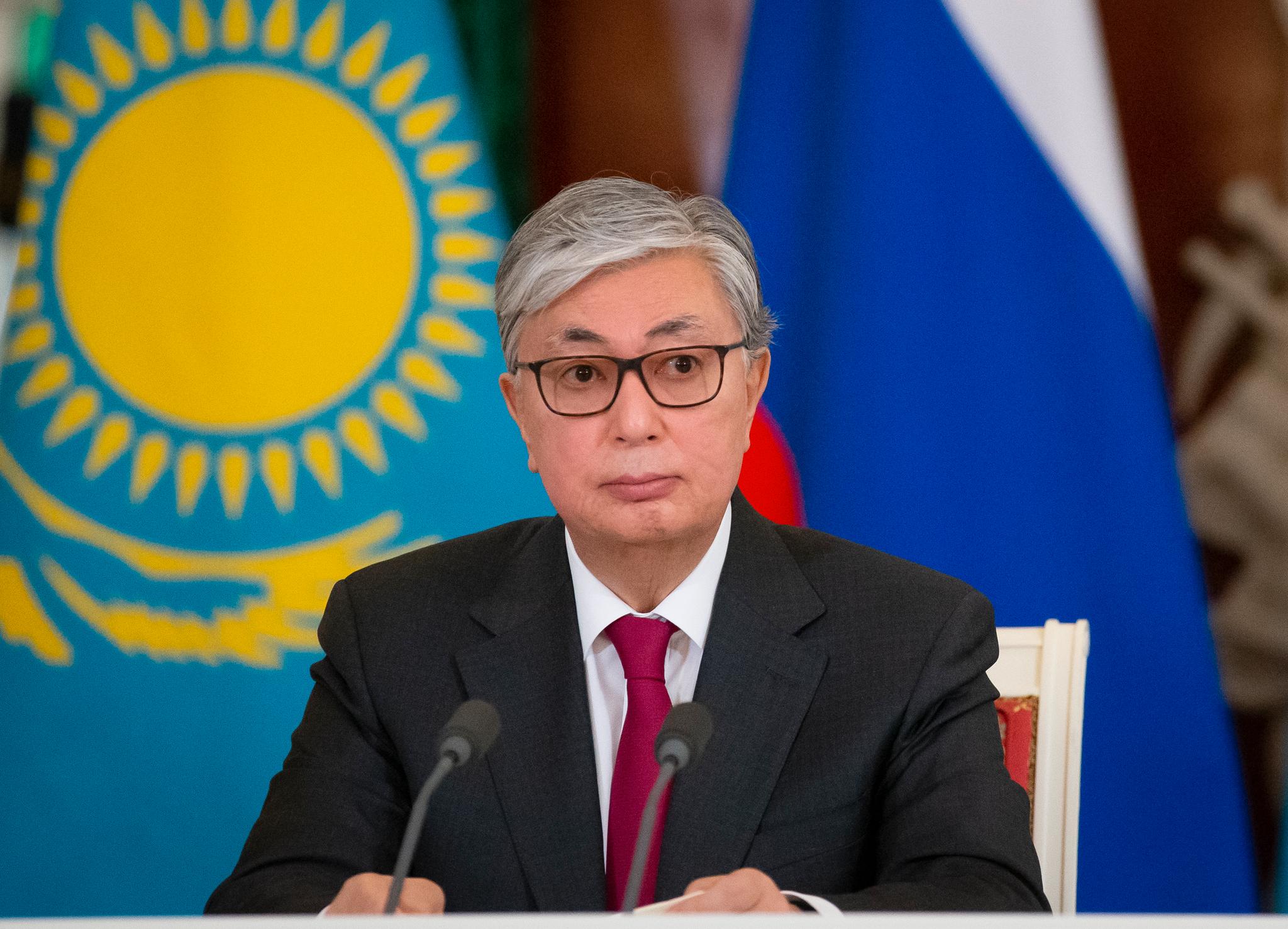 Landets midlertidige president, Kasym-Jomart Tokayev, tok over etter at Nazarbajev gikk av som president. 