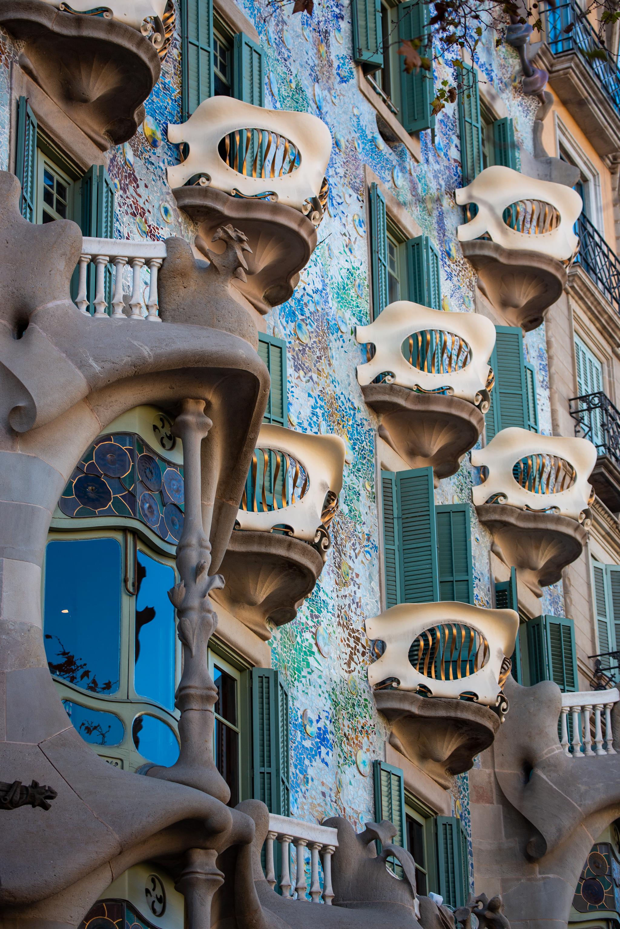 Til fasaden på verdensberømte Casa Batlló trakk Antoni Gaudí inspirasjon fra havet, fra bølger på en rolig dag.