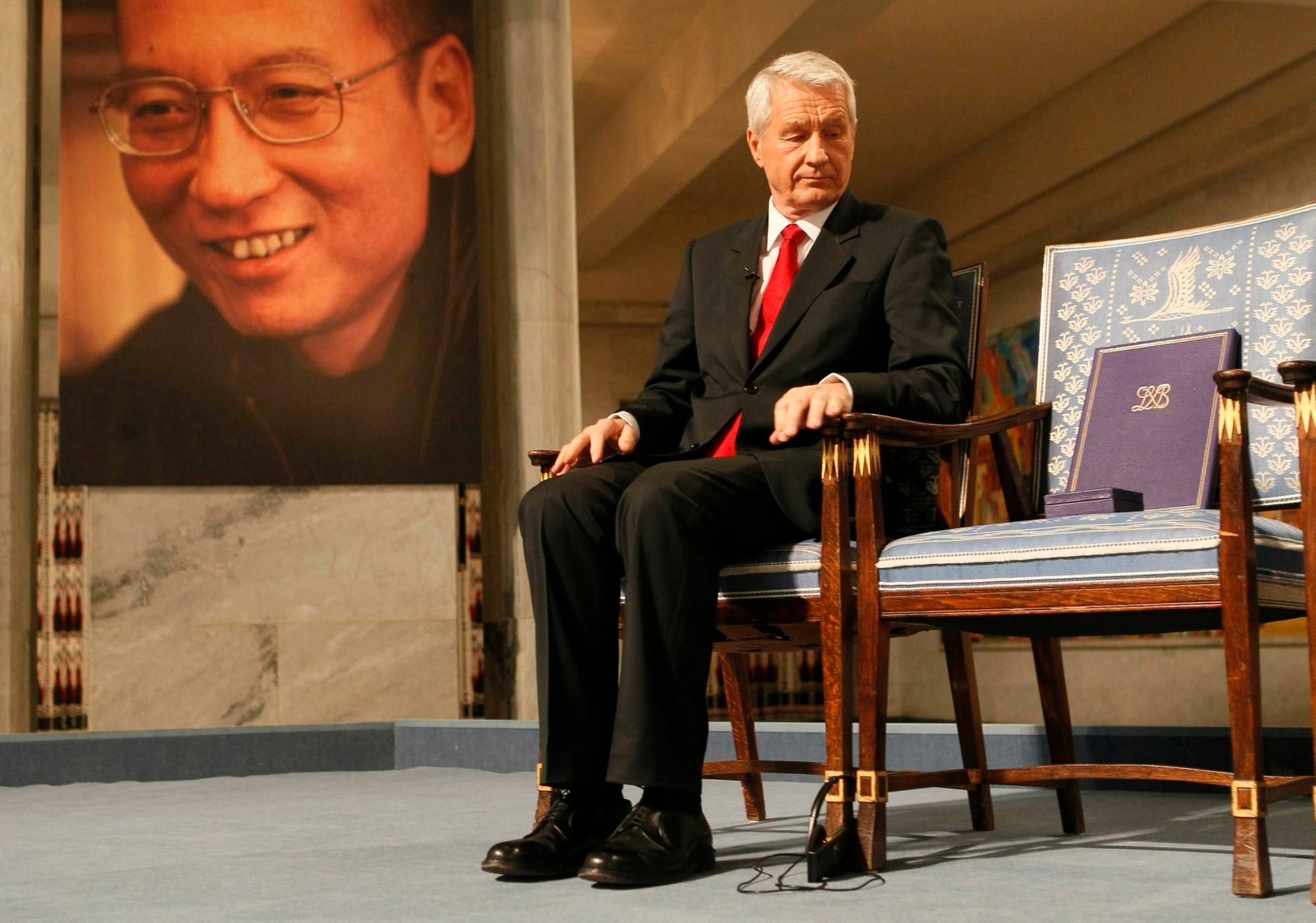 Daværende leder for Nobelkomiteen, Thorbjørn Jagland, med den tomme stolen og Liu Xiaobos portrett under seremonien i Oslo rådhus 10. desember 2010. 