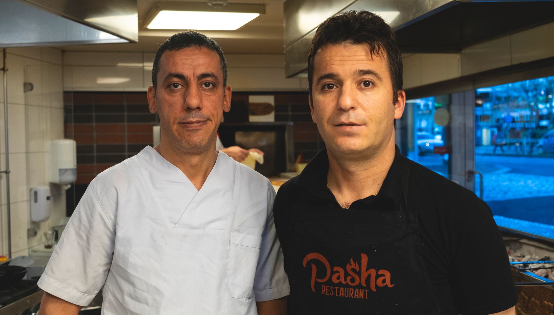 Kokkene Ahmet Peker og Mehmet Karabulut sørger for å gi gjestene på Pasha ekte tyrkisk mat. 
