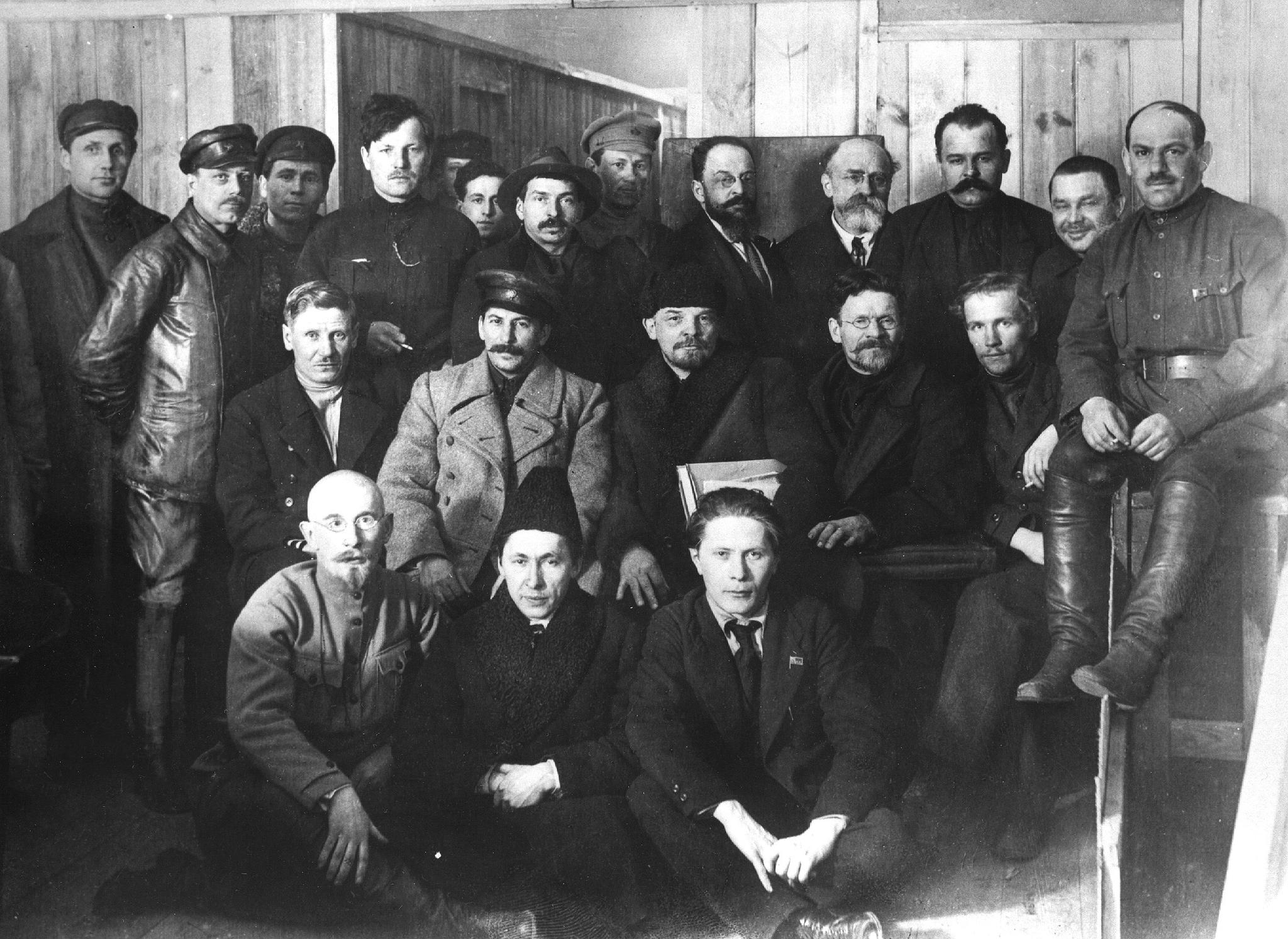 Bildet er tatt i Kreml, mars 1919 under den 8. kongressen i kommunistpartiet. Blant delegatene er Josef Stalin og Vladimir Iljitsj Lenin, nr. to og tre i midtre rekke. 