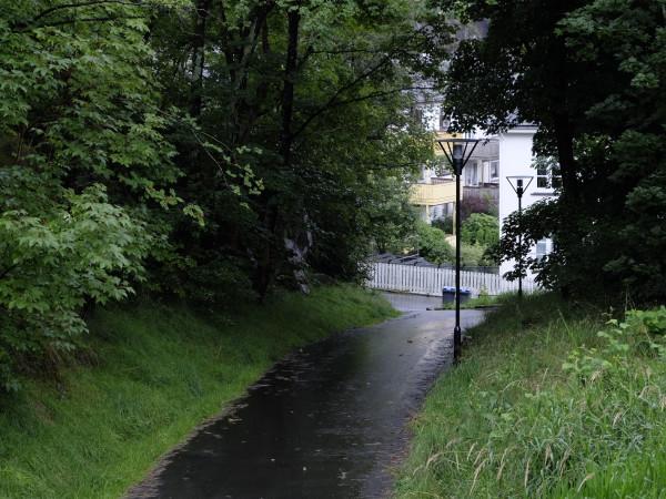 GANGVEI: Ved denne gangveien skal den 17 år gamle jenten ha blitt voldtatt i 22-tiden fredag 29. juli i fjor. Gangveien går mellom Lehmkulhallen og Jægerbakken i Sandviken.