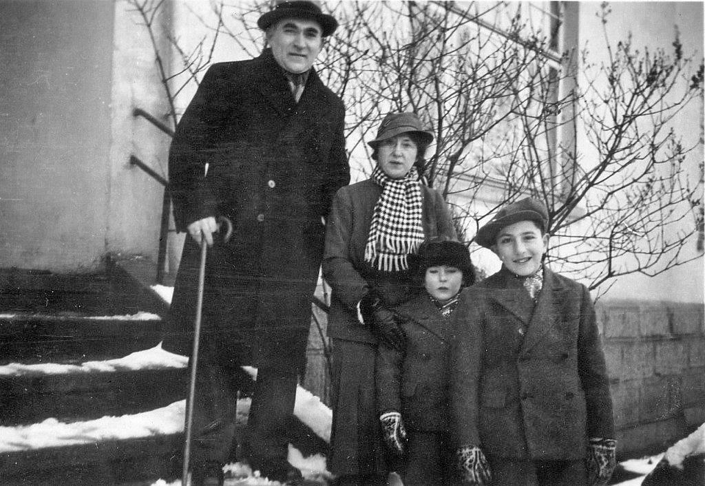 Mendel og Lise Bernstein (Mona Levins besteforeldre) sammen med sine to sønner, Dagfinn og Sigmund (til høyre) på trappen utenfor hjemmet på St. Hanshaugen i Oslo. 20 år gammel ble Sigmund (Mona Levins onkel, morens lillebror) myrdet i Auschwitz.