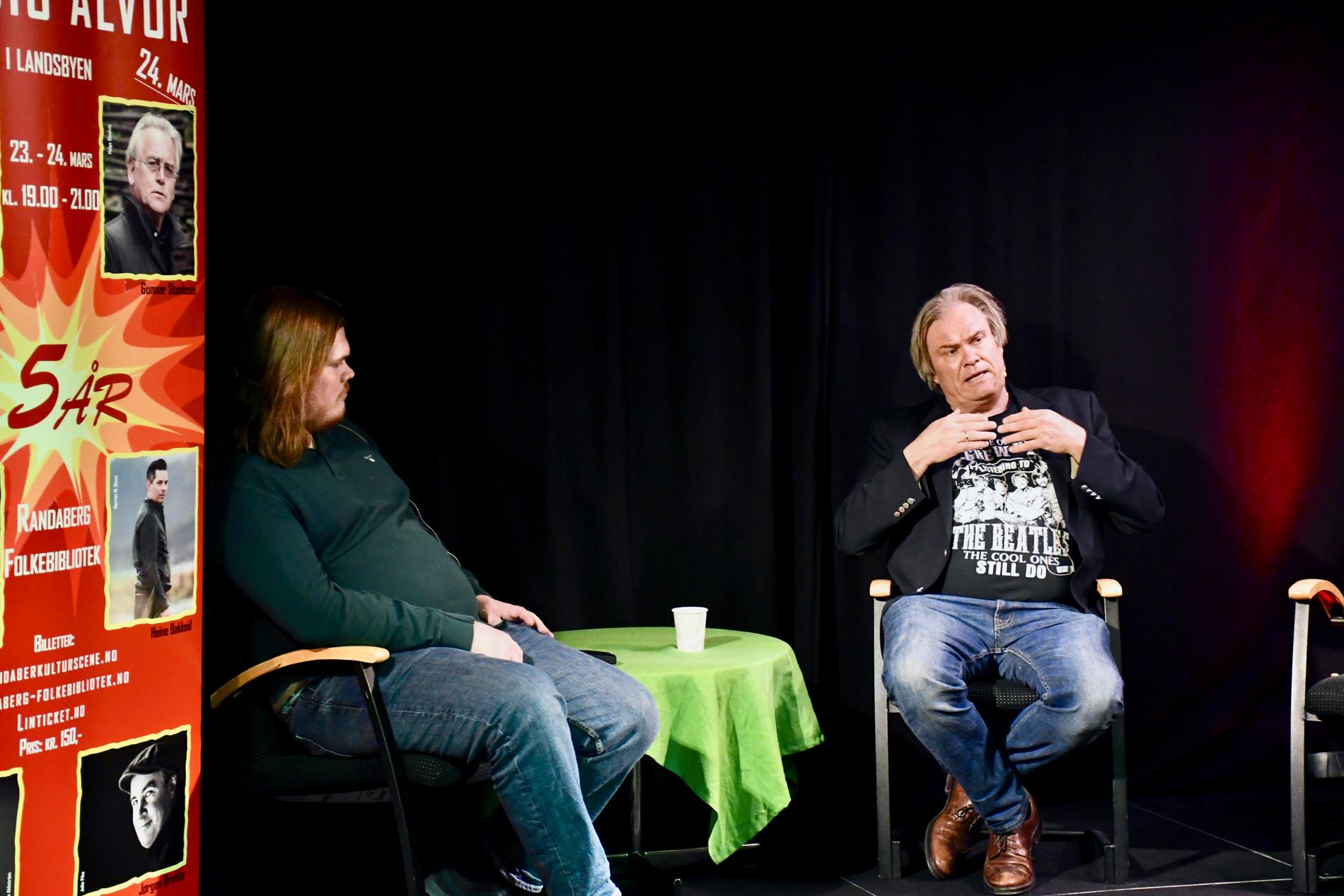 Arrangør Simen Ingemundsen og forfatter Lars Helle startet årets festival.||