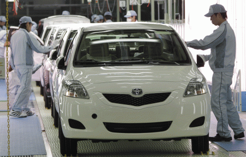 Arbeidere ved Toyota-fabrikken i Japan gjør flere eksemplarer av modellen Yaris klar for veiene. Denne modellen er på en andreplass i  Stavanger, men en tredjeplass i Sandnes.
