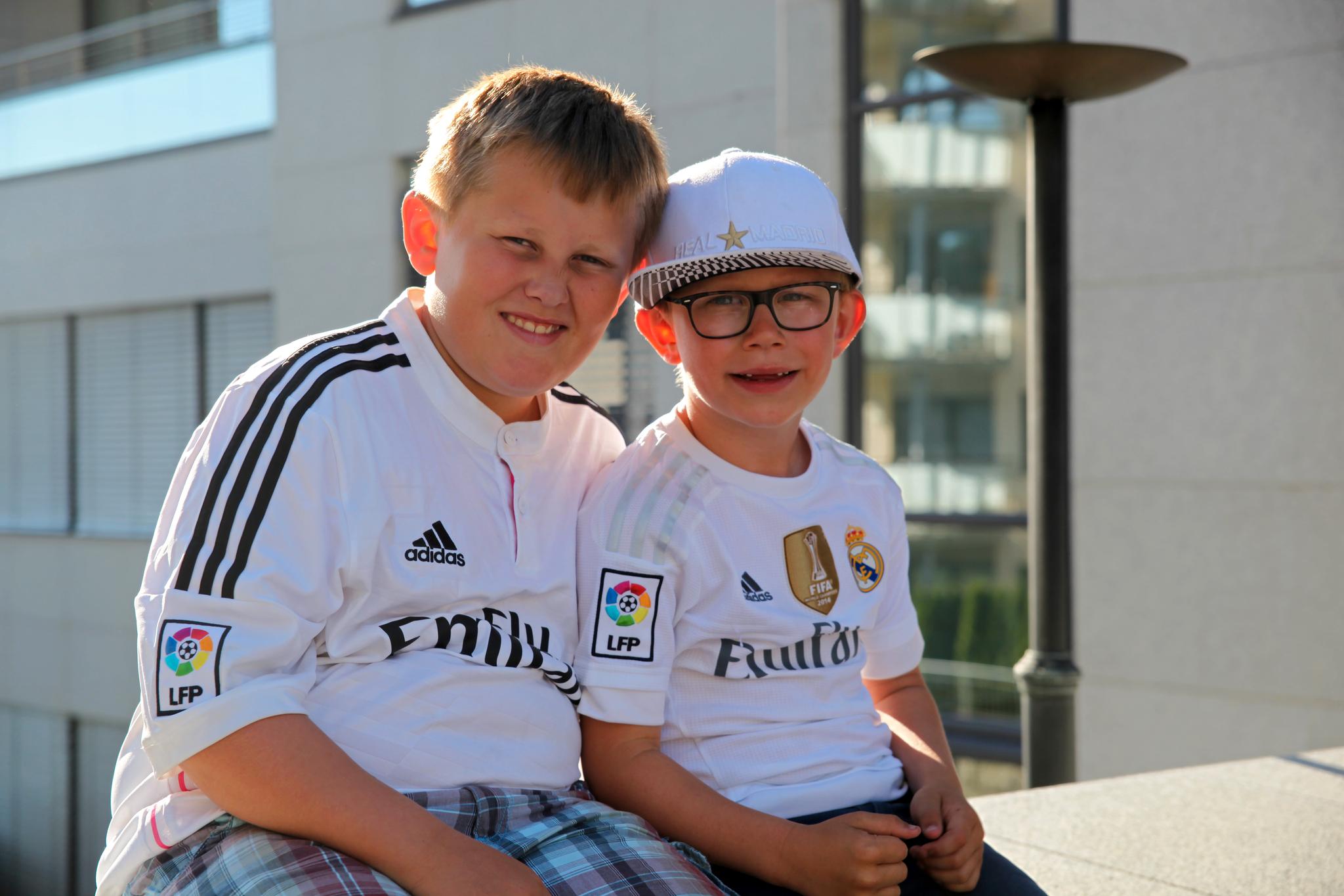 Søskenbarna Jonas Omland Aarvik (11) (til venstre) og Jostein Omland Leifsen (6) ventet spent på Real Madrid-spillerne utenfor SAS-hotellet i Nydalen. 