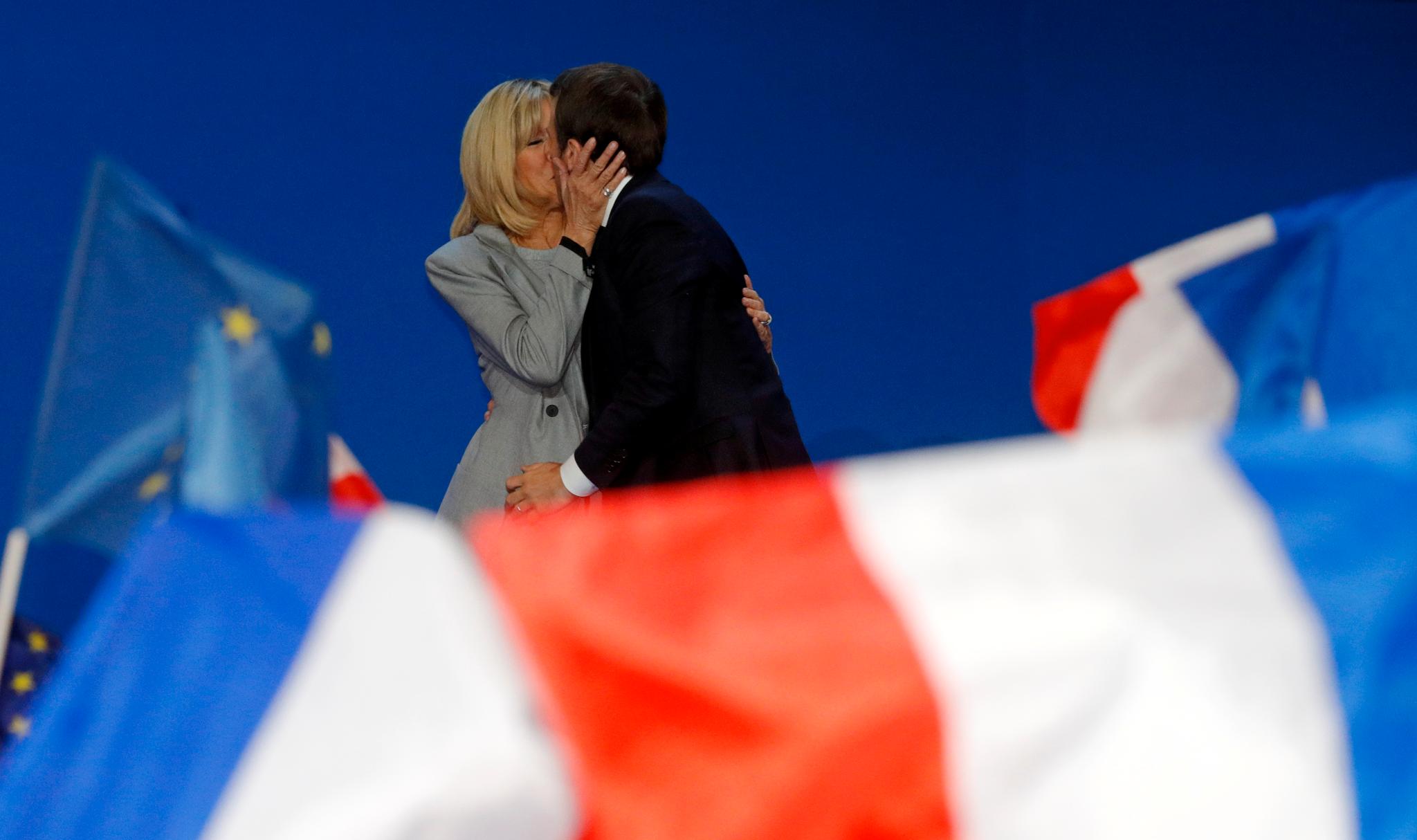 Brigitte og Emmanuel Macron fikk kritikk for å ha tatt seieren på forskudd-