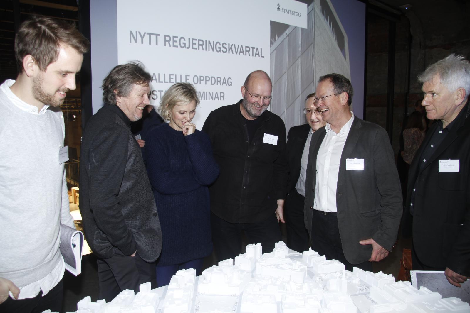 Teamene som skal forme det nye regjeringskvartalet var i går samlet. Først besøkte de Høyblokken, før de fortsatte på Norsk Design- og arkitektursenter. 