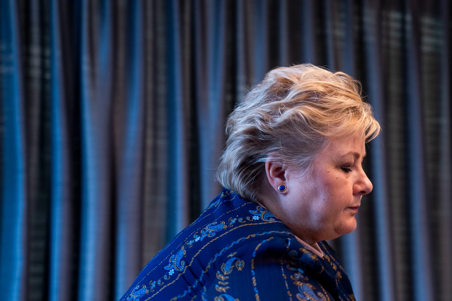 Høyre-leder Erna Solberg sier at hun ikke vil ta noen hastige beslutninger når det koker. – Det har vært min ledetråd i mange kriser, og jeg tror det står seg ganske grundig, sier hun på spørsmål om hvor lenge Høyre kan vente med å bestemme seg for hvem som skal lede partiet fram mot det avgjørende stortingsvalget i 2025. 