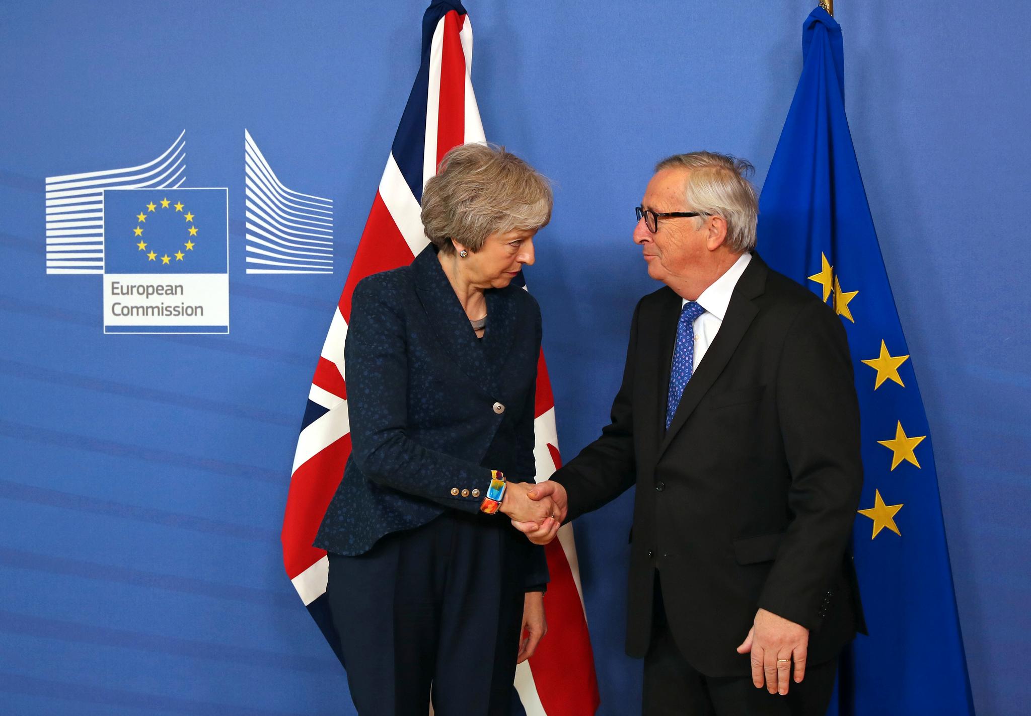 Storbritannias statsminister Theresa May møter EU-kommisjonens president Jean-Claude Juncker i Brussel torsdag. 