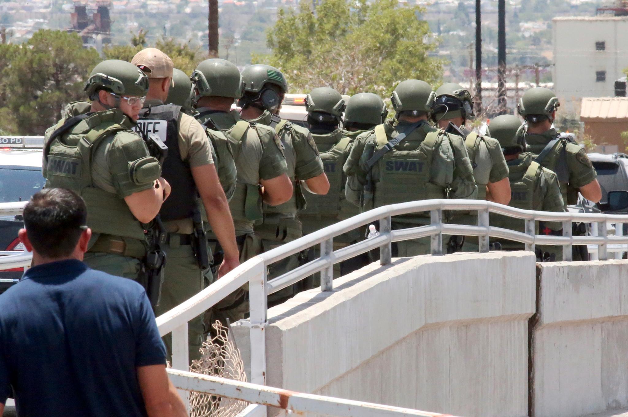 Politiet beveger seg mot kjøpesenteret som var sentrum for skytemassakren i El Paso lørdag.