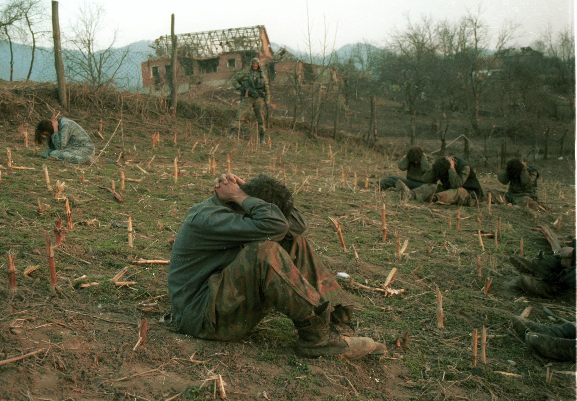En russsisk soldat vokter fanger i Komsomolskoje 22. mars 2000.