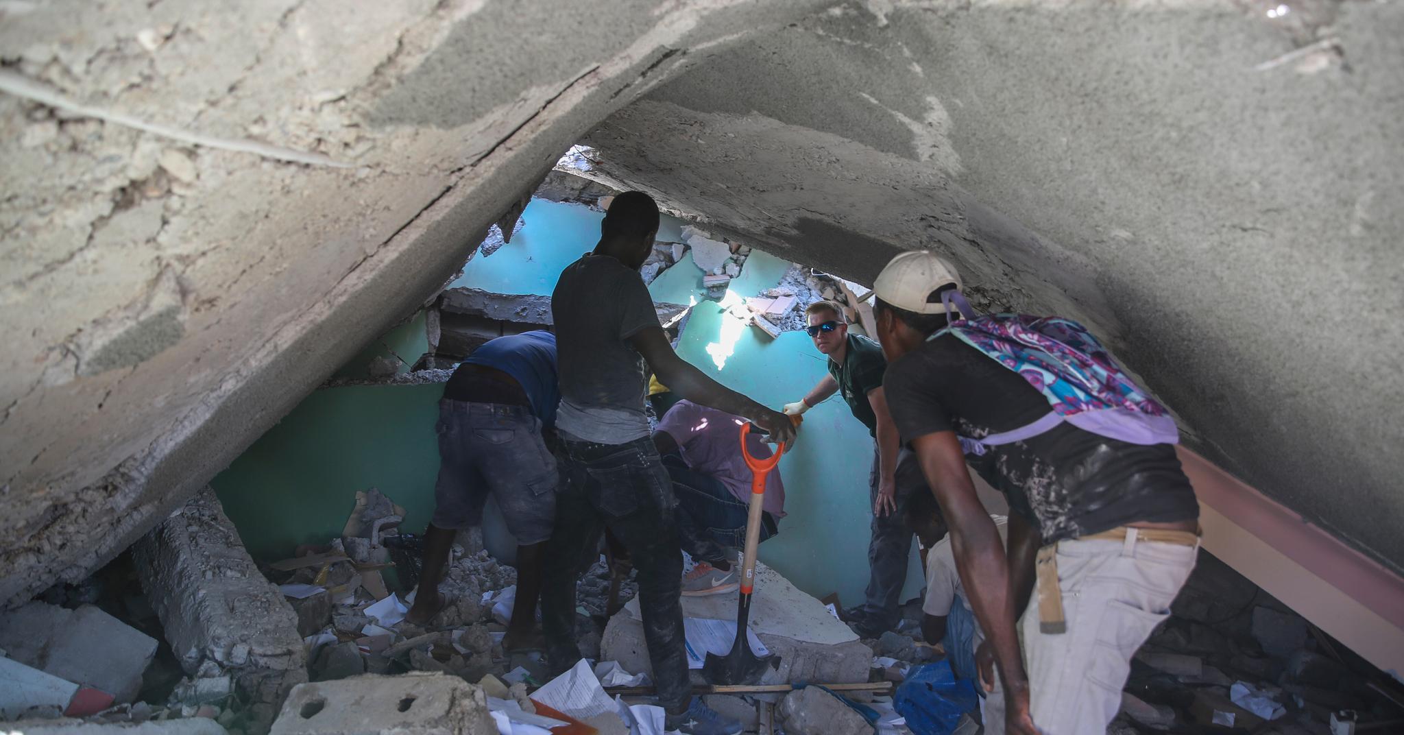 Redningsarbeidere og frivillige lette i helgen etter overlevende i de sammenraste bygningene i Haiti.