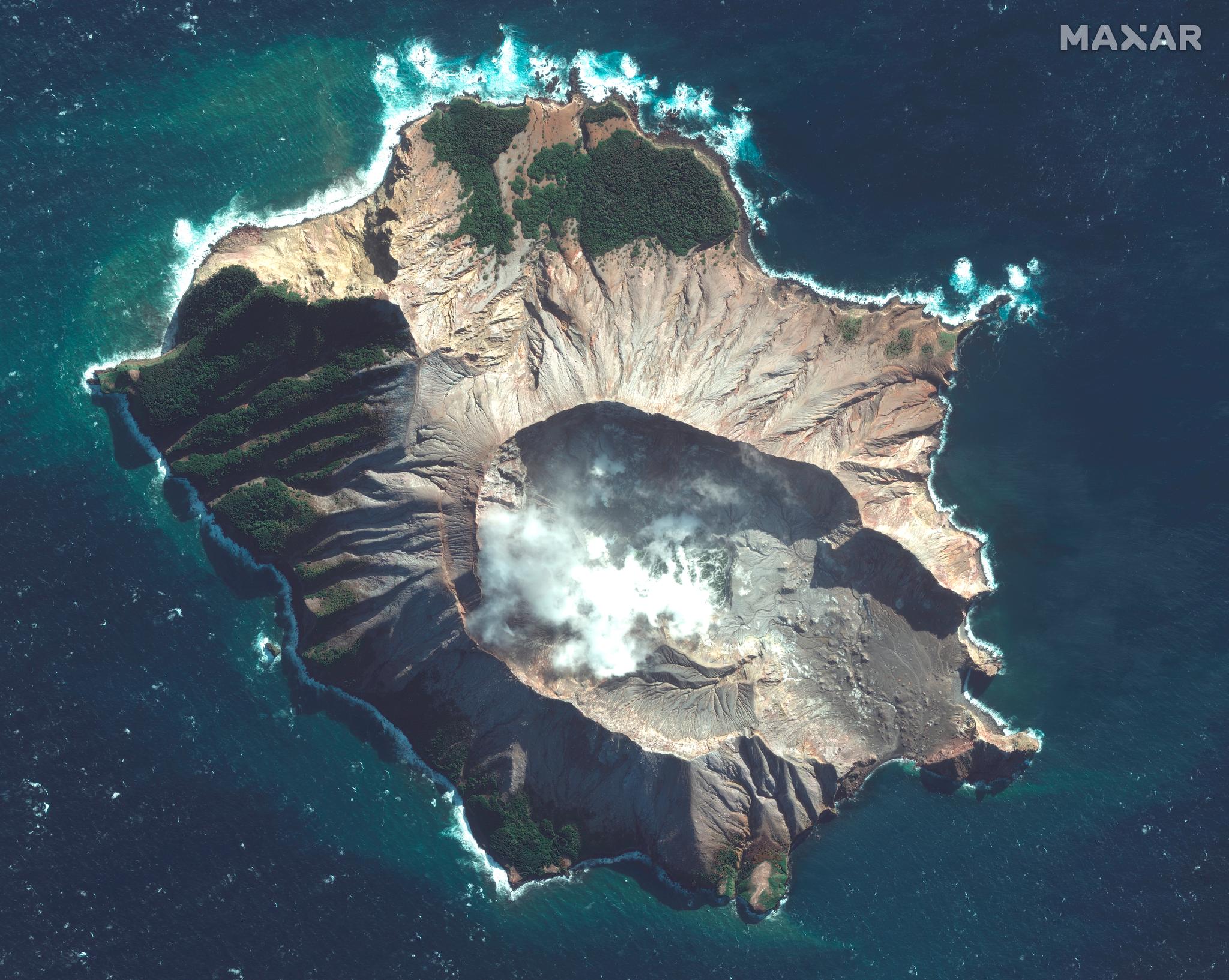 Satellittbilde av Whakaari-øya tatt 12. mai 2019 viser hvordan røyk og damp stiger opp fra øya. Den høye vulkanaktiviteten gjorde øya til et populært turistmål.