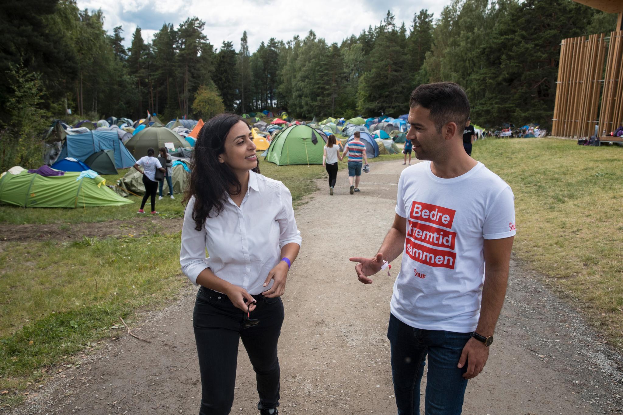  Ap-nestleder Hadia Tajik og AUF-leder Mani Hussaini ved teltleieren på Utøya 2017. 