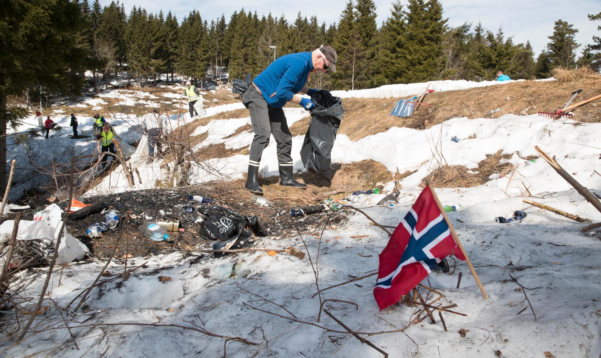 I april i fjor var det opprydning etter at mye av snøen hadde forsvunnet. Terje Østby er en av de frivillige.
