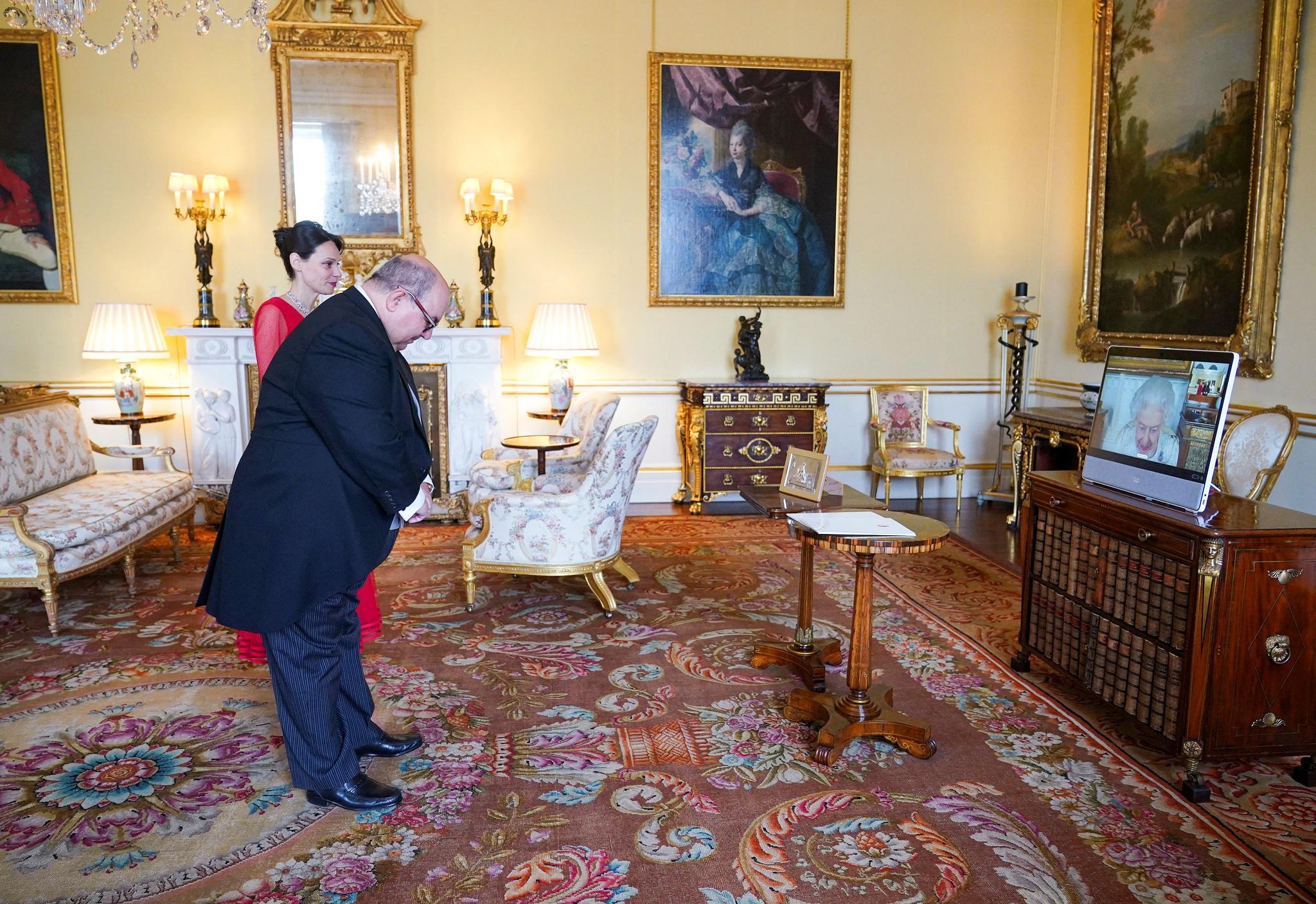 Storbritannias dronning Elizabeth II var med via en skjerm under audiens med Maltas høykommissær dr. Emmanuel Mallia og hans kone Elena Codruta i Buckingham Palace fredag.