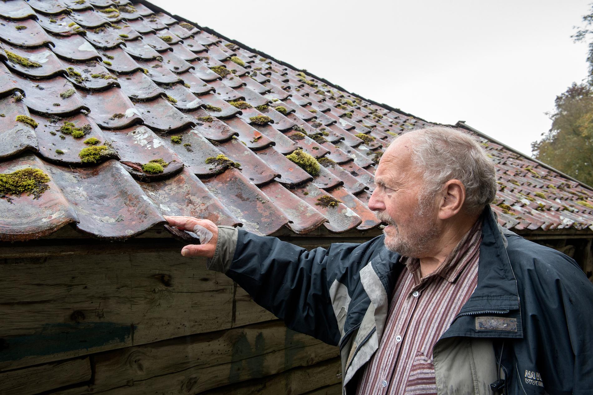 – SE DENNE TAKSTEINEN: Ole Hjelmås er fortsatt imponert over taksteinen som er laget ved tegelverket, og som fortatt finnes på gamle naust på Hjelmås.