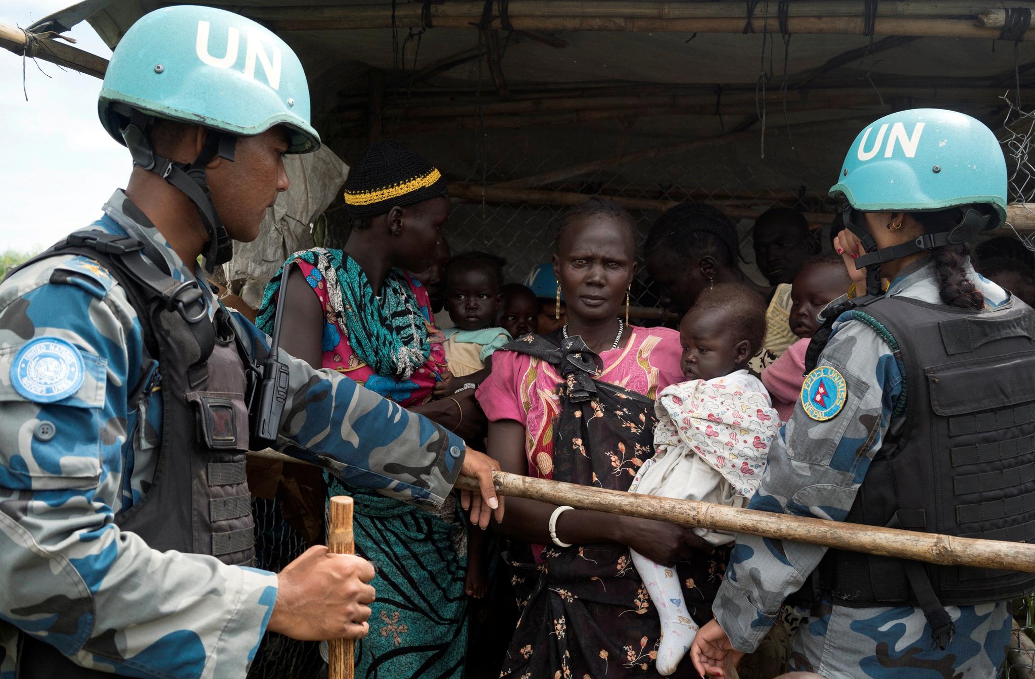 FN-soldater kontrollerer sivile før det skal deles ut nødhjelp i Juba i Sør-Sudan.