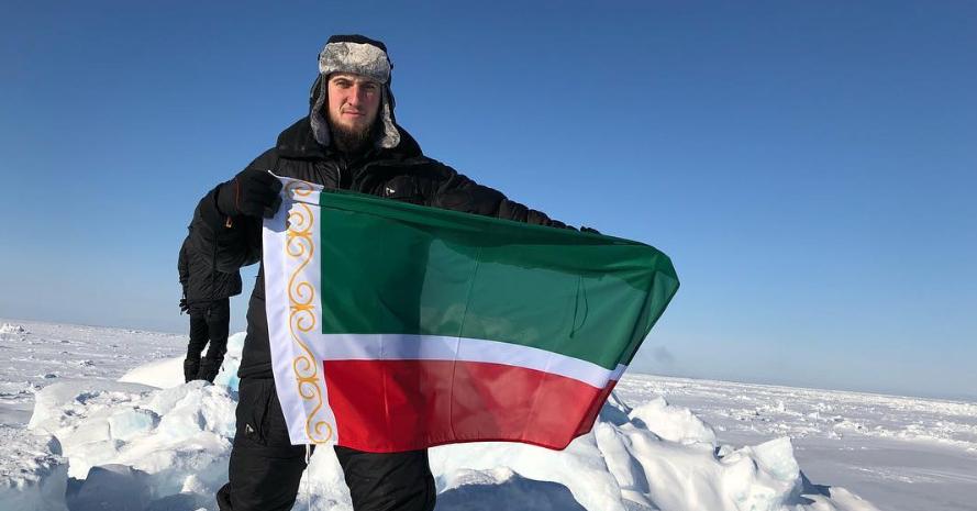 Her poserer den russiske spesialsoldaten på Svalbard med det tsjetsjenske flagget. Bildet er geolokalisert til Norge 16. april 2018.