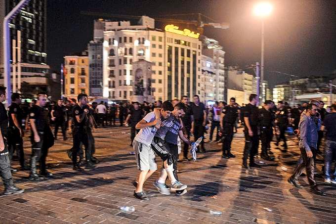 Mange blir skadet under trefningene på Taksimplassen i Istanbul.